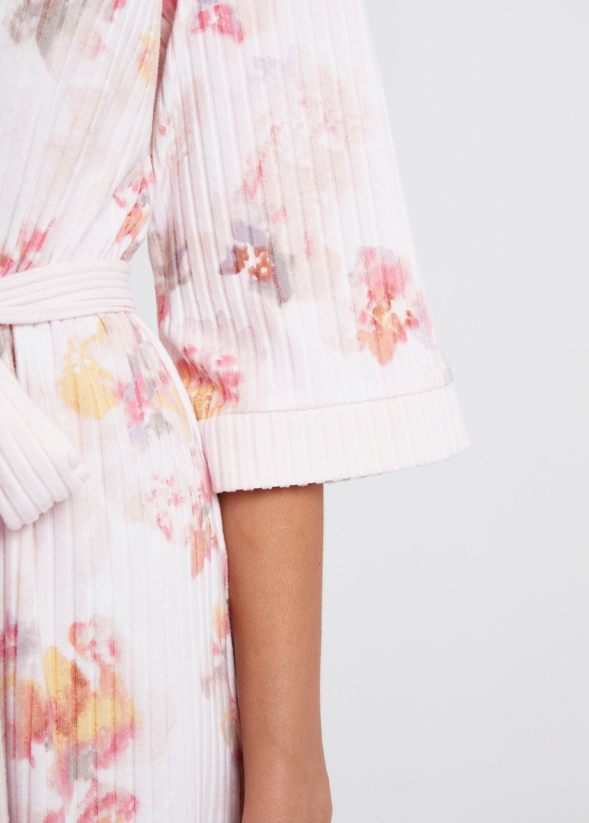 Roupão_de_banho_curto_trespassado_em_malha_canelada_estampada_Fond_rose_DE3_slim