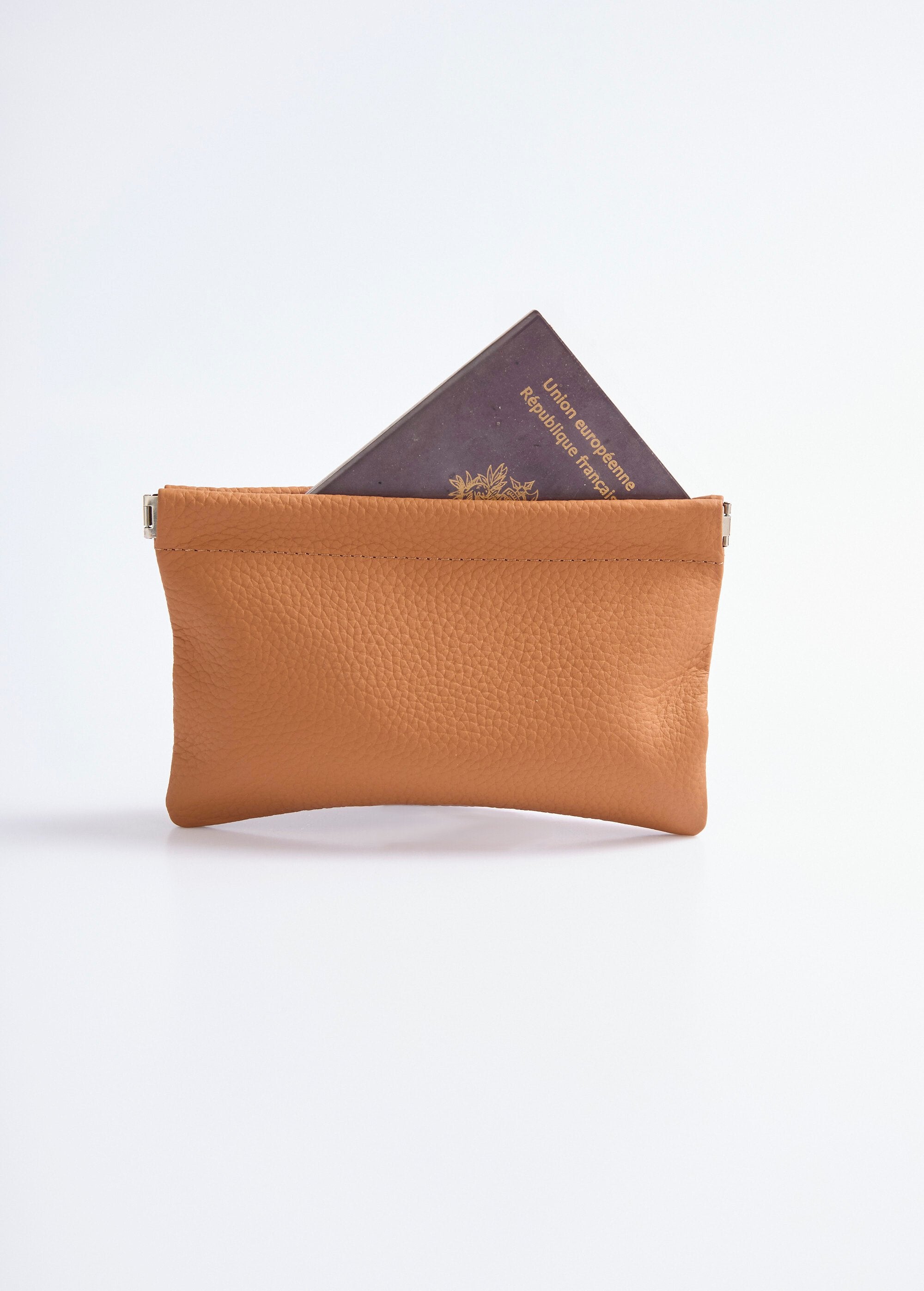 Pequena_bolsa_de_couro_com_fecho_rígido_Camel_FA1_slim