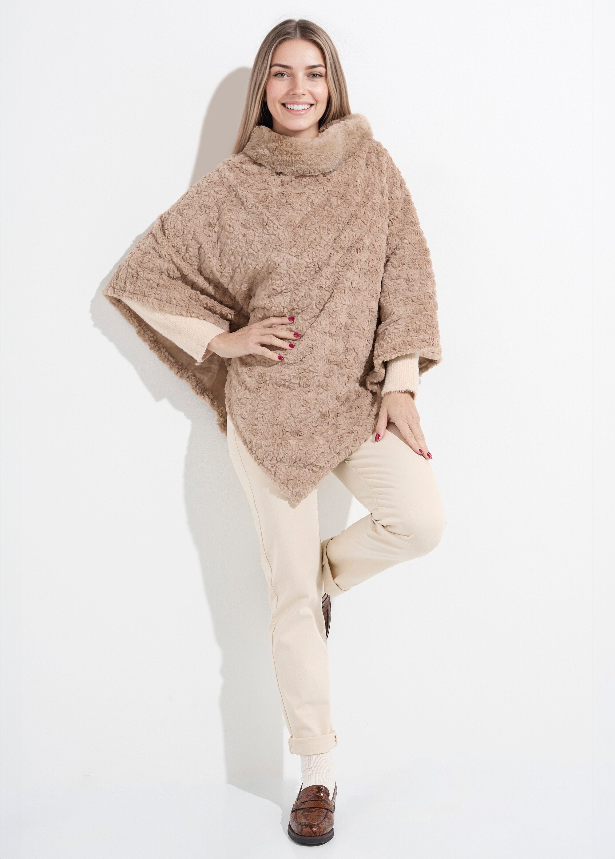 Poncho_de_lã_estilo_Sherpa_com_gola_alta_Taupe_SF1_slim