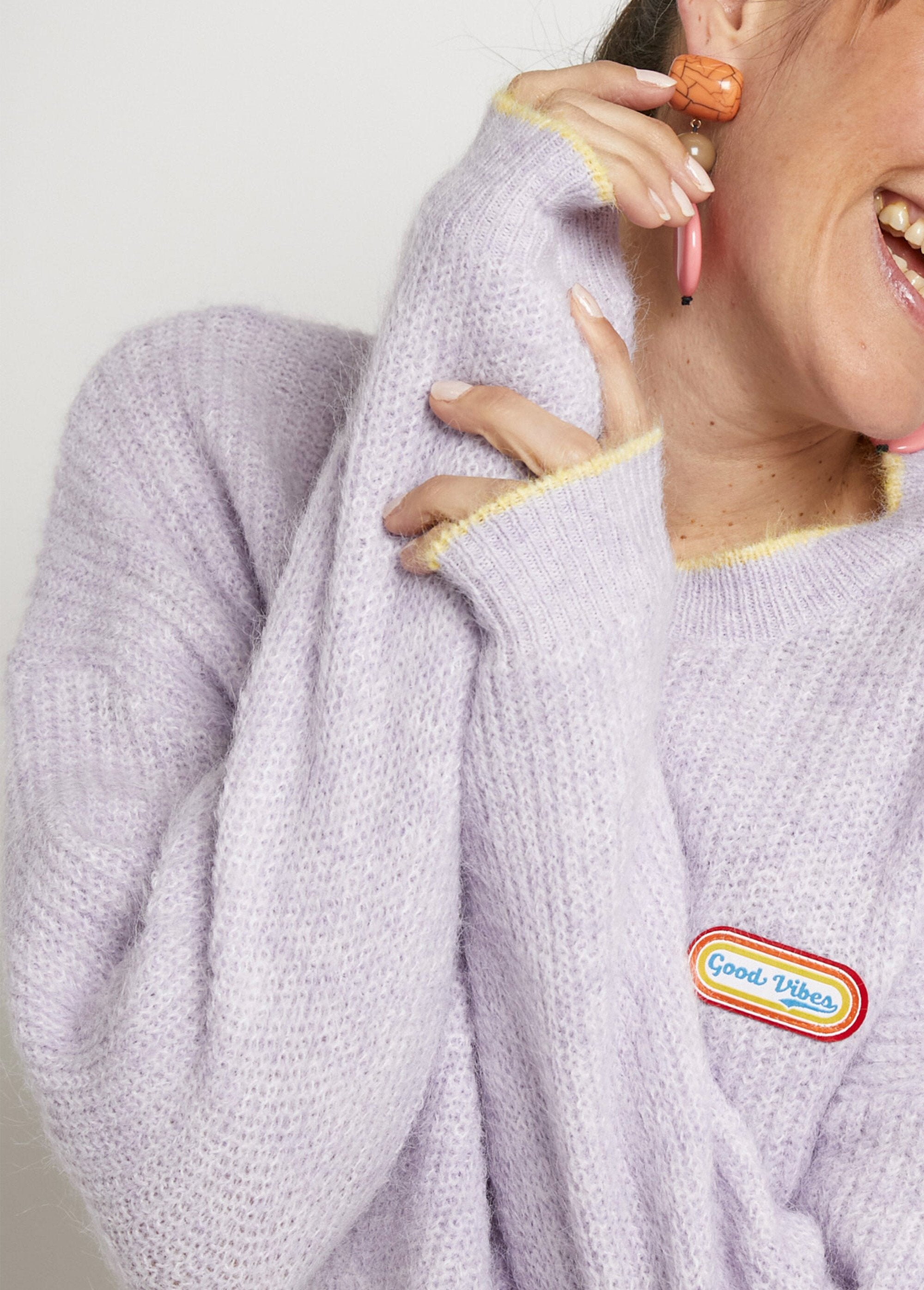 Suéter_quente_com_patch_de_mensagem_de_lã_Violet_clair_DE1_slim