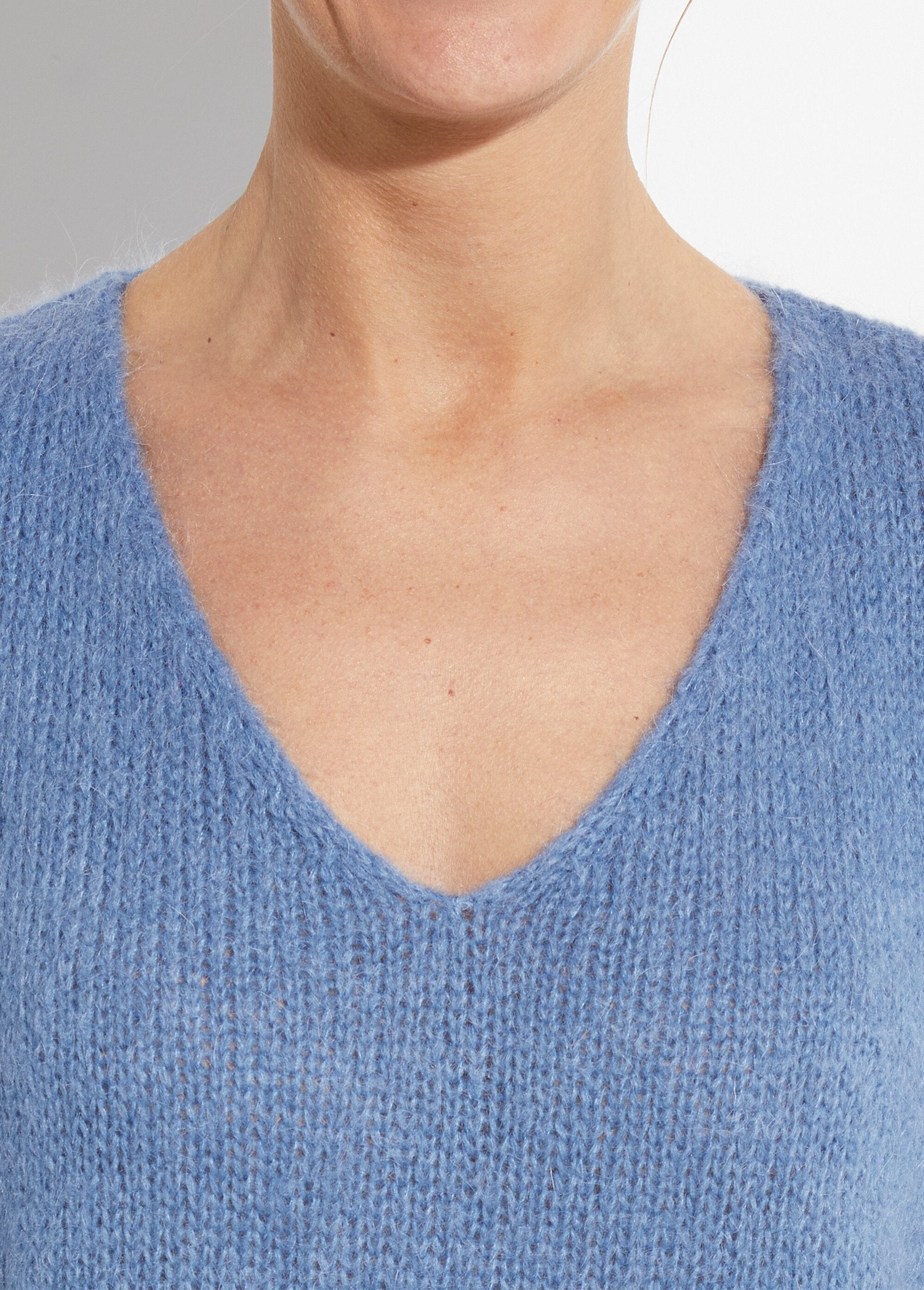 Pull_chaud_col_V_en_maille_avec_mohair_Bleu_denim_DE1_slim