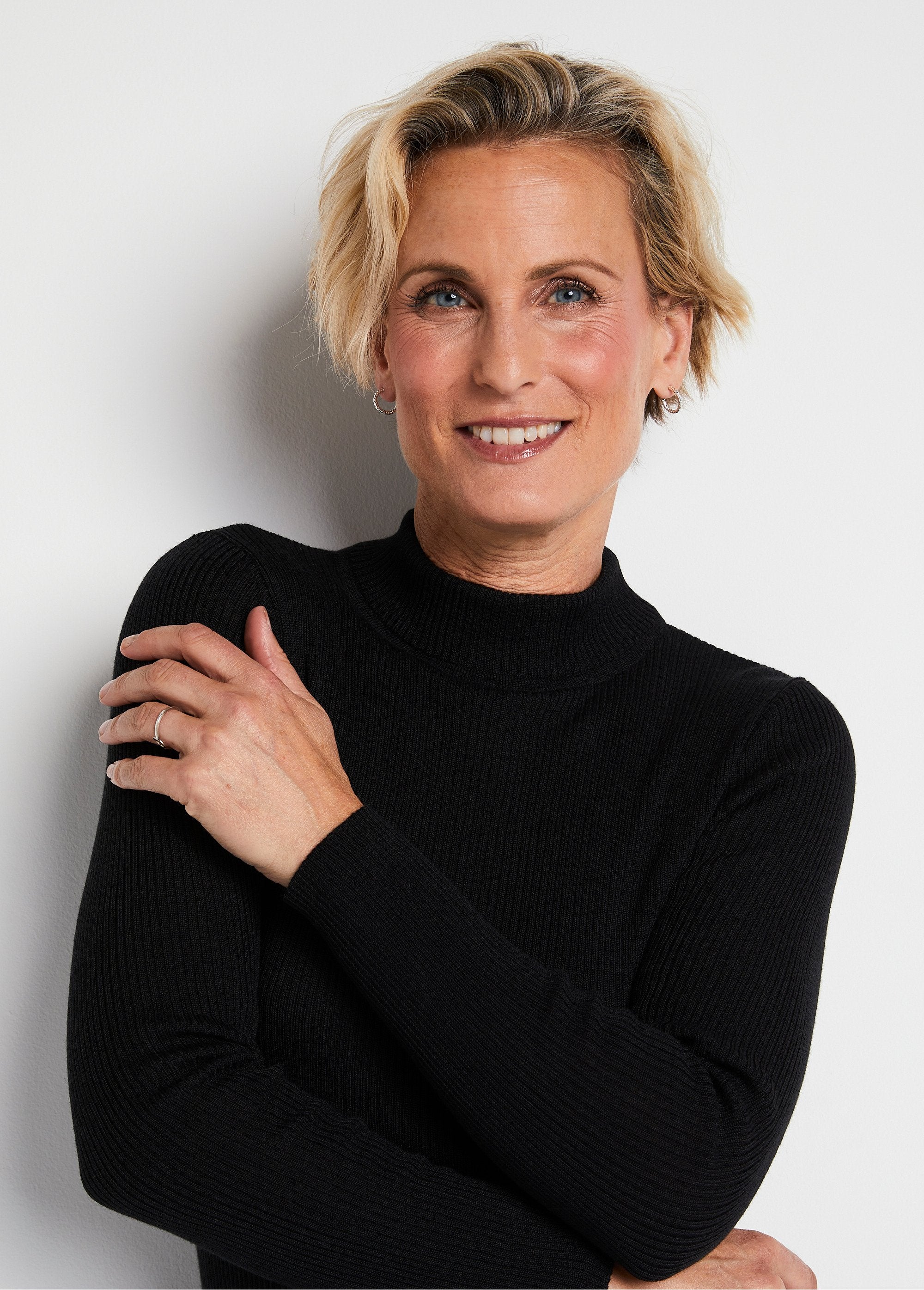 Camisola_de_gola_alta_em_lã_merino_Noir_DE1_slim