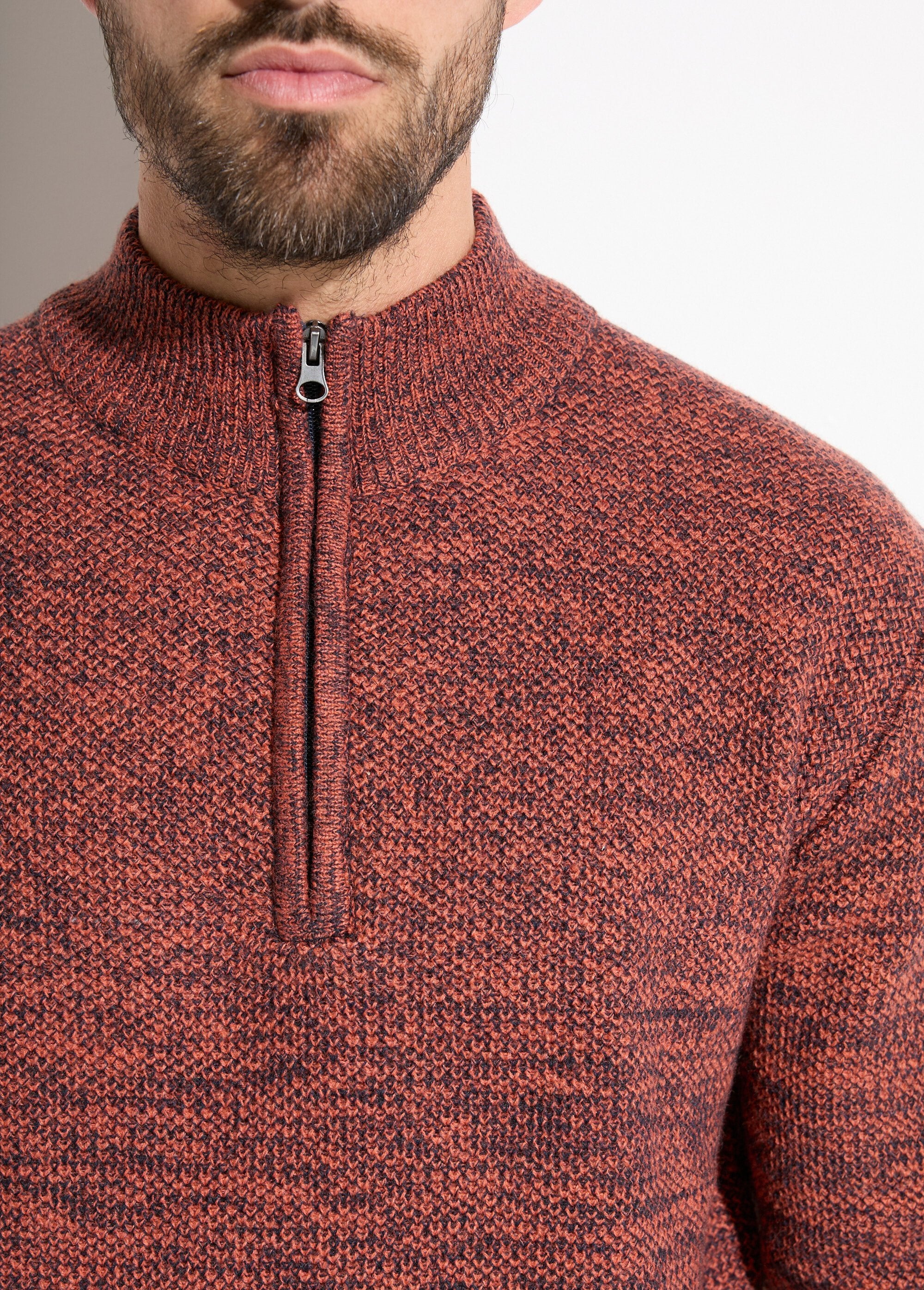 Camisola_de_gola_alta_com_fecho_de_correr_em_lã_de_malha_mosqueada_Brique_DE1_slim