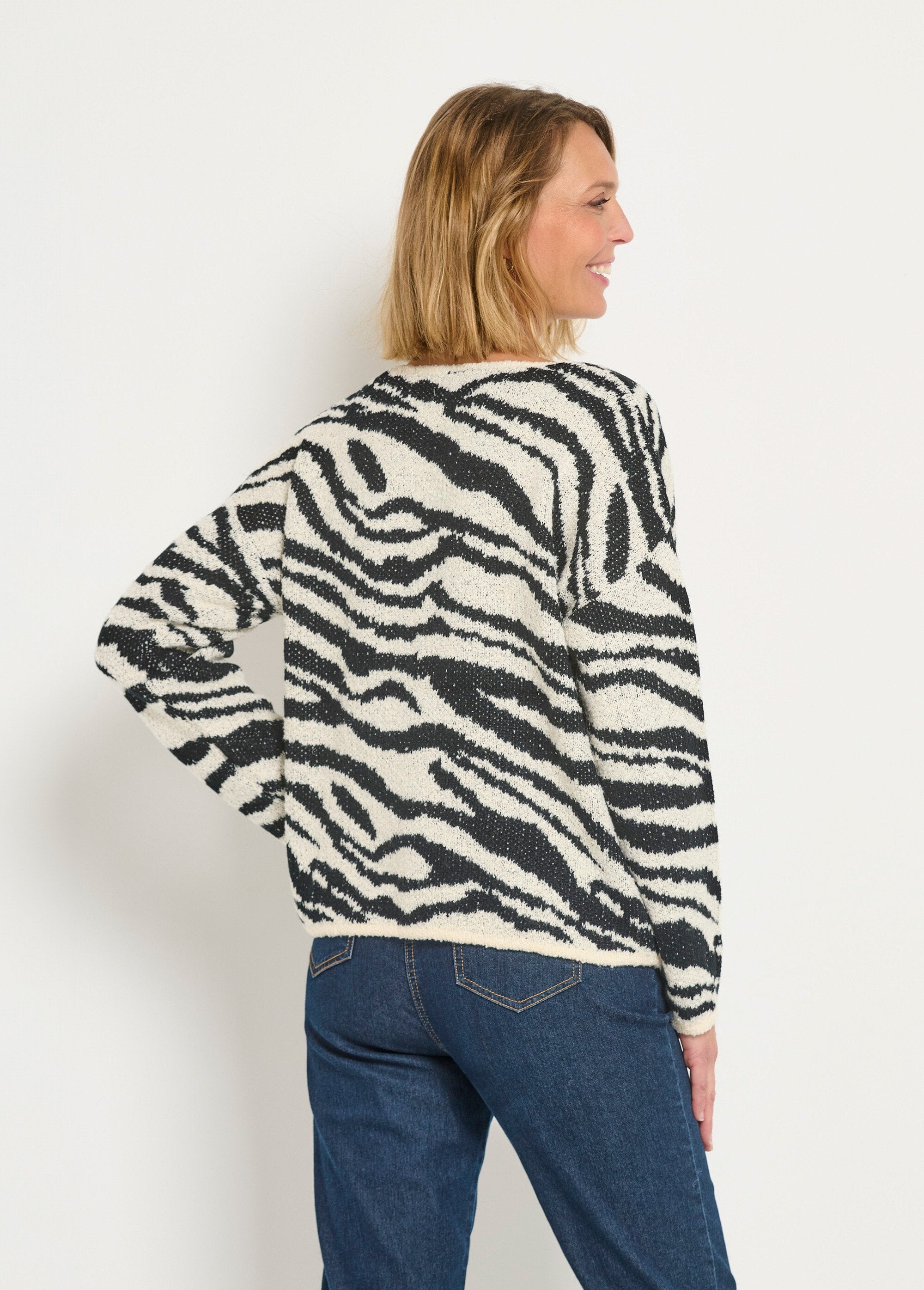 Suéter_decote_V_com_estampa_de_zebra_fofa_Noir_et_blanc_DO1_slim