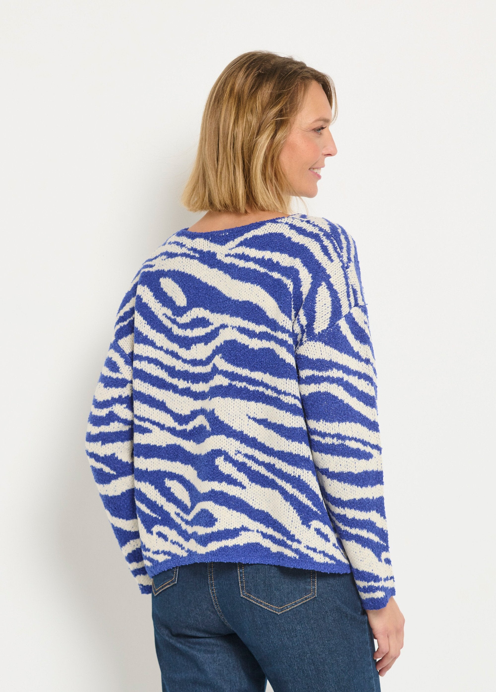 Suéter_decote_V_com_estampa_de_zebra_fofa_Bleu_et_blanc_DO1_slim