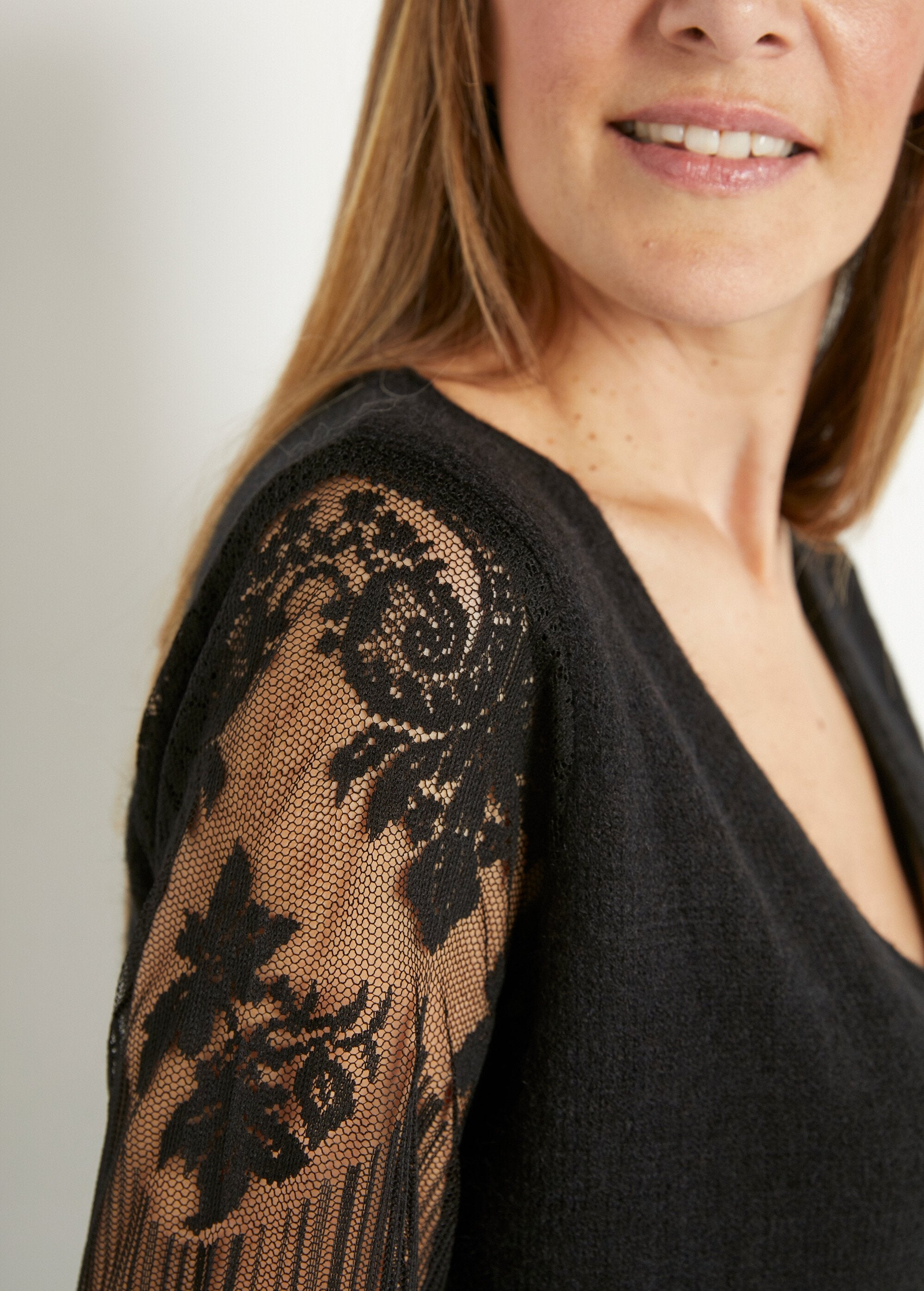 Suéter_decote_V_com_rede_arrastão_e_mangas_de_renda_Noir_DE2_slim