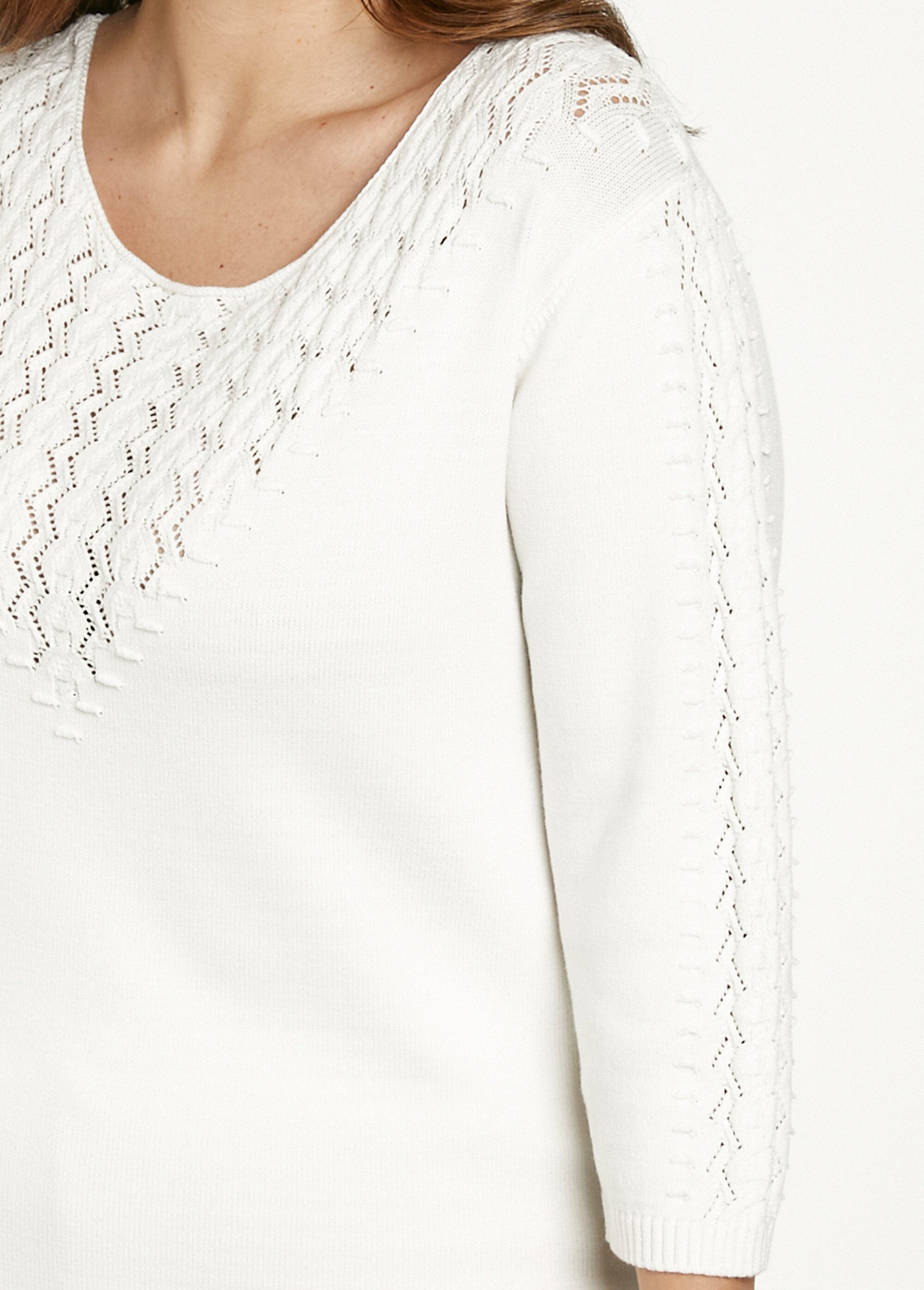 Suéter_de_malha_lisa_e_macia_com_gola_redonda_Ecru_DE1_curvy