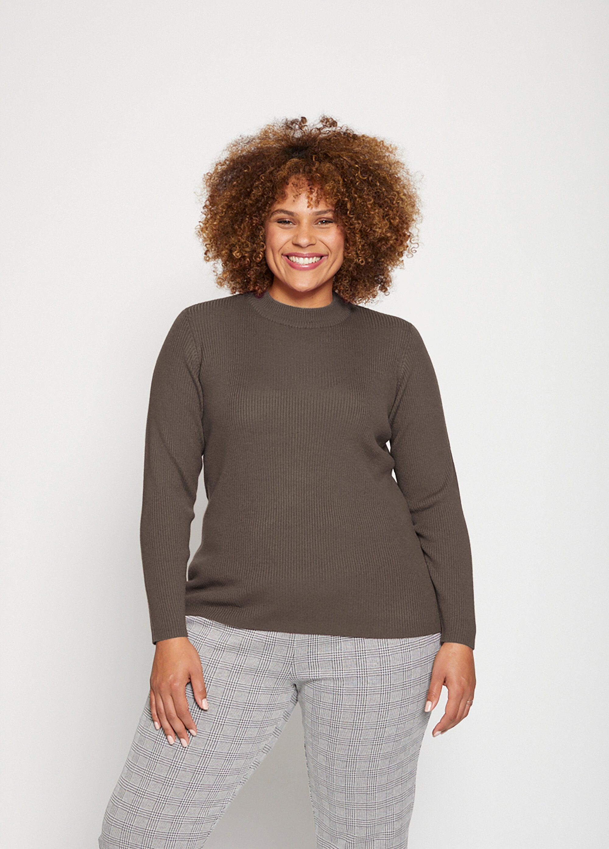 Pull_court_col_montant_maille_côtelée_Taupe_FA1_curvy