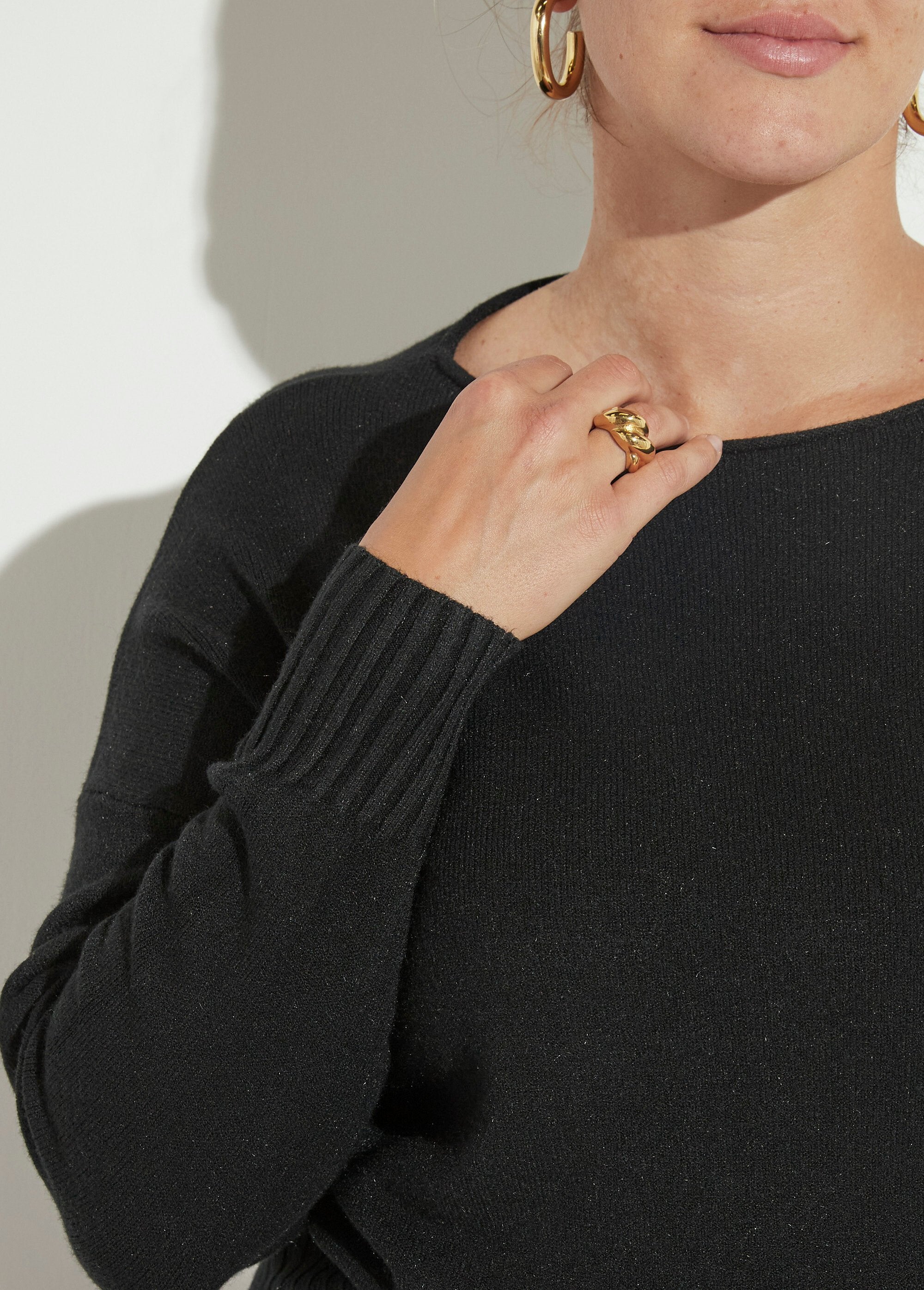 Camisola_de_gola_redonda_com_rebordos_canelados_Noir_DE1_curvy