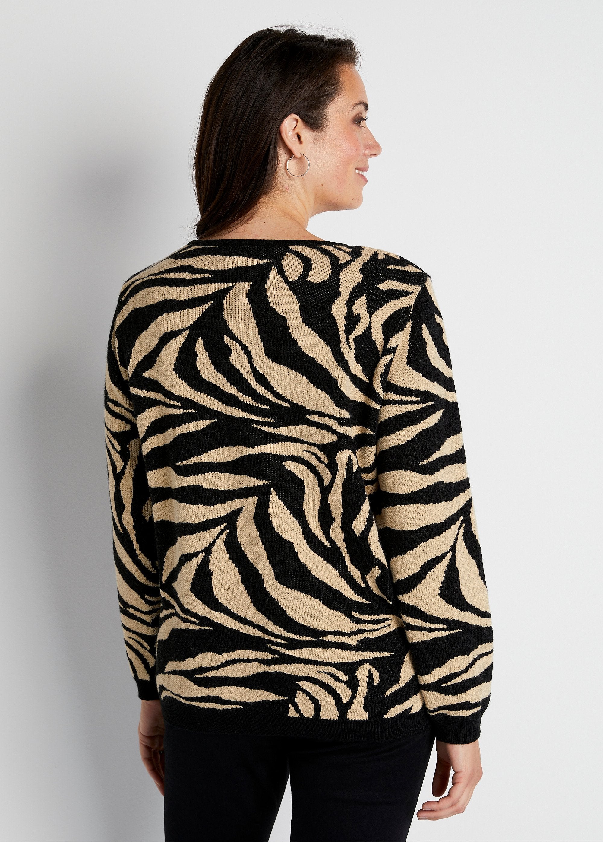 Camisola_macia_com_gola_redonda_e_jacquard_de_zebra_Beige_et_noir_DO1_curvy
