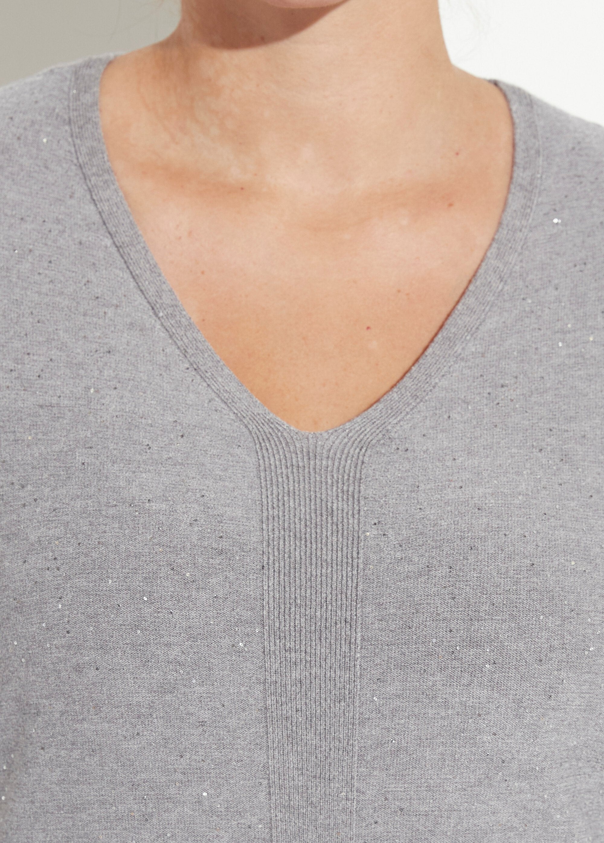 Camisola_de_malha_fina_com_mini_lantejoulas_Gris_DE1_curvy