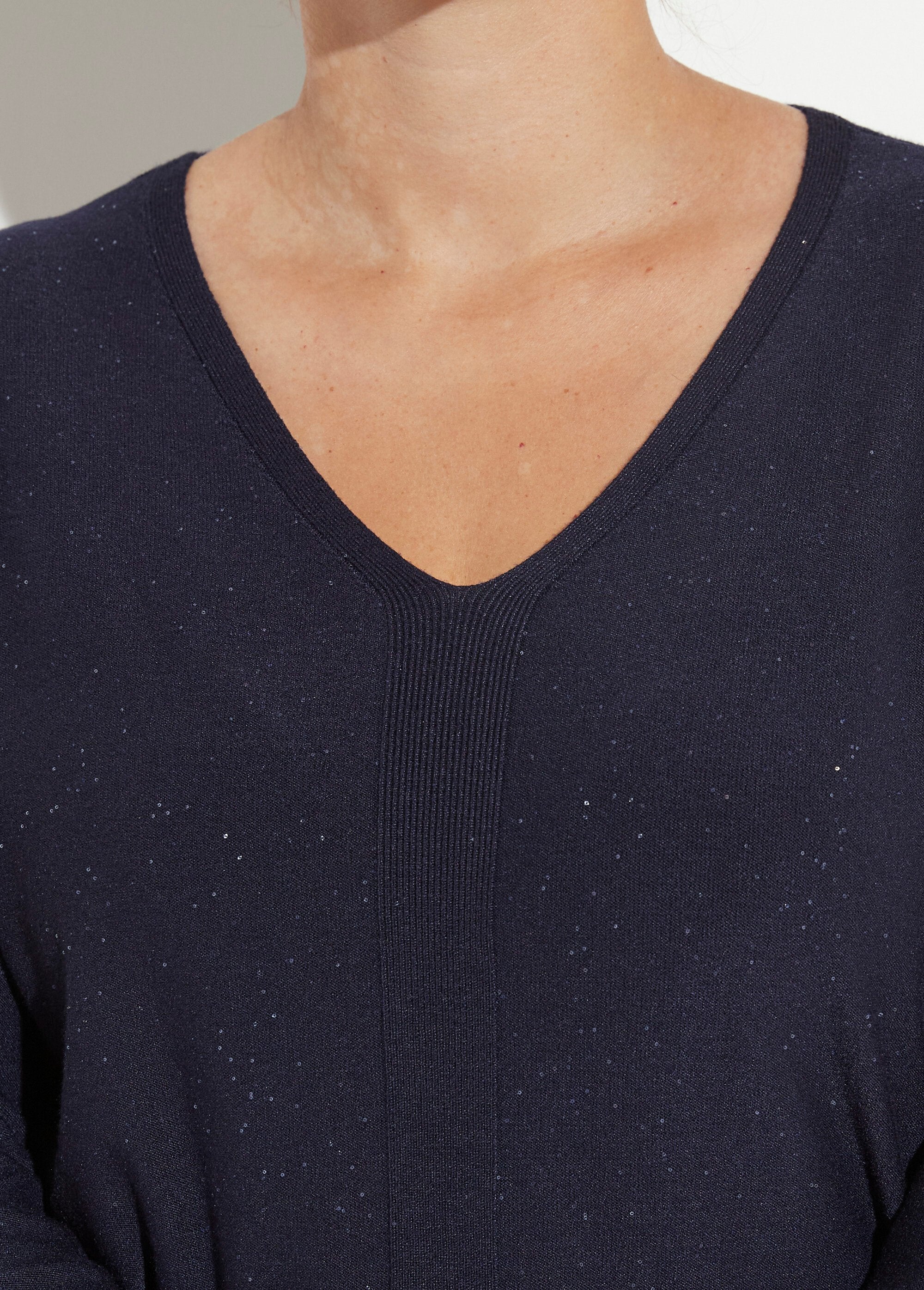 Camisola_de_malha_fina_com_mini_lantejoulas_Marine_DE1_curvy