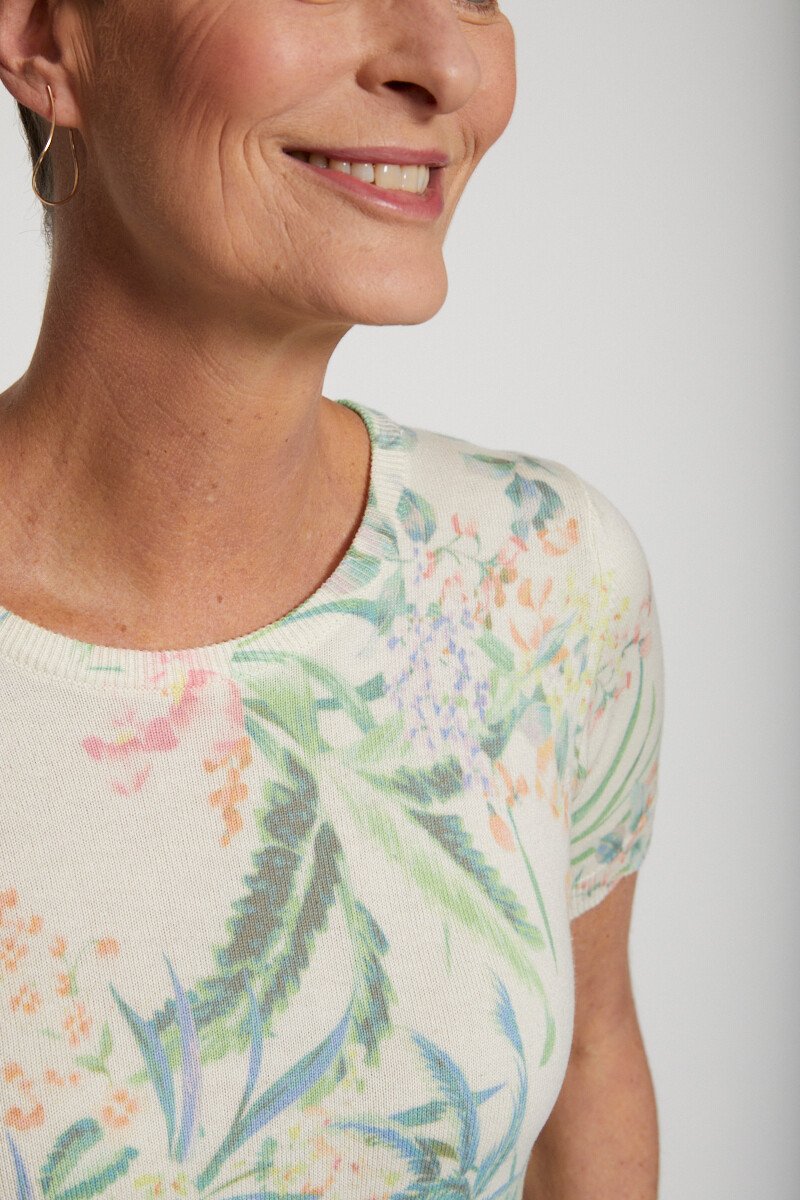 Suéter_de_manga_curta_com_estampa_floral_Beige_et_vert_DE1_slim