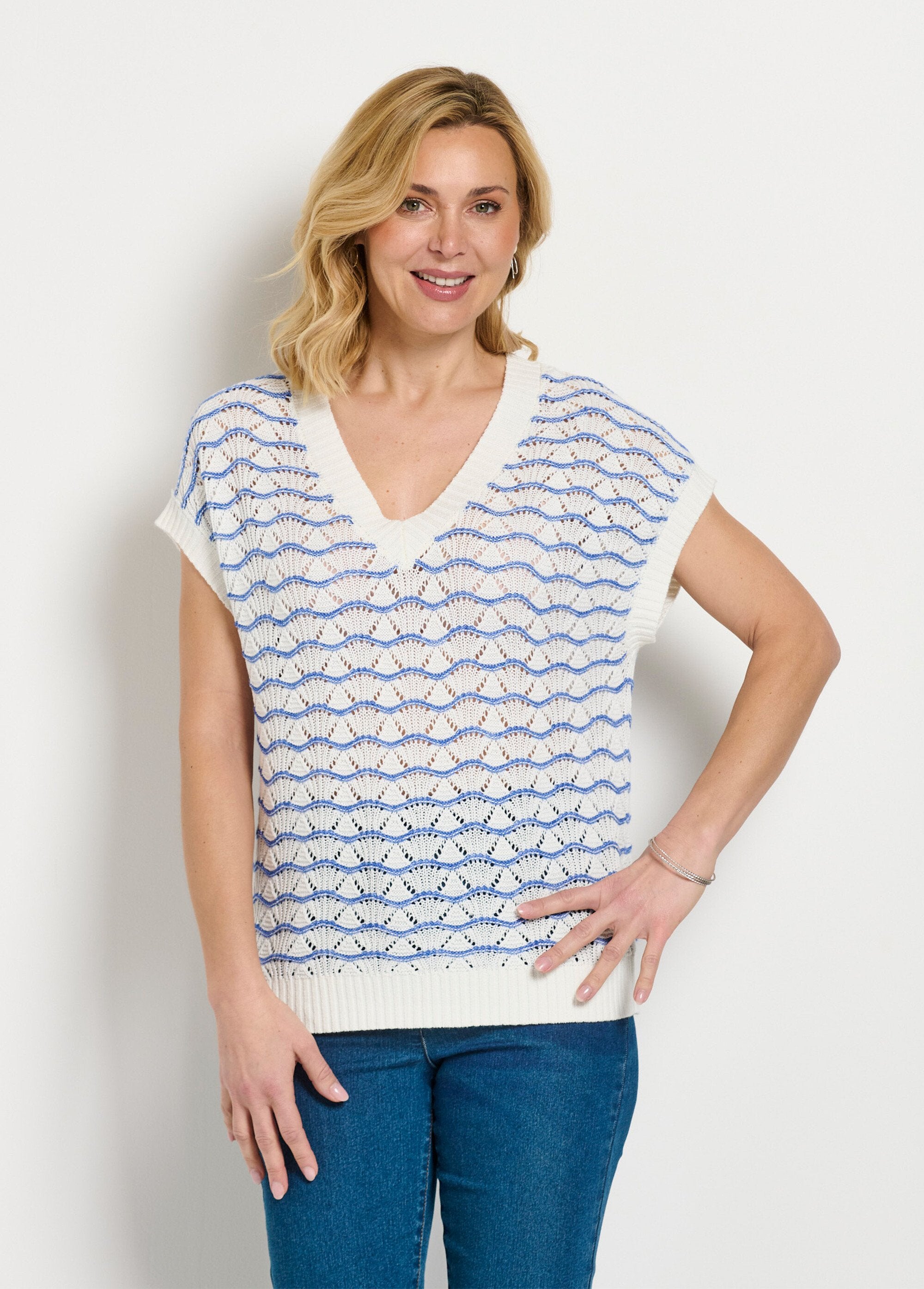 Suéter_sem_mangas_com_decote_em_V_vazado_bicolor_Ecru_et_bleu_FA2_slim