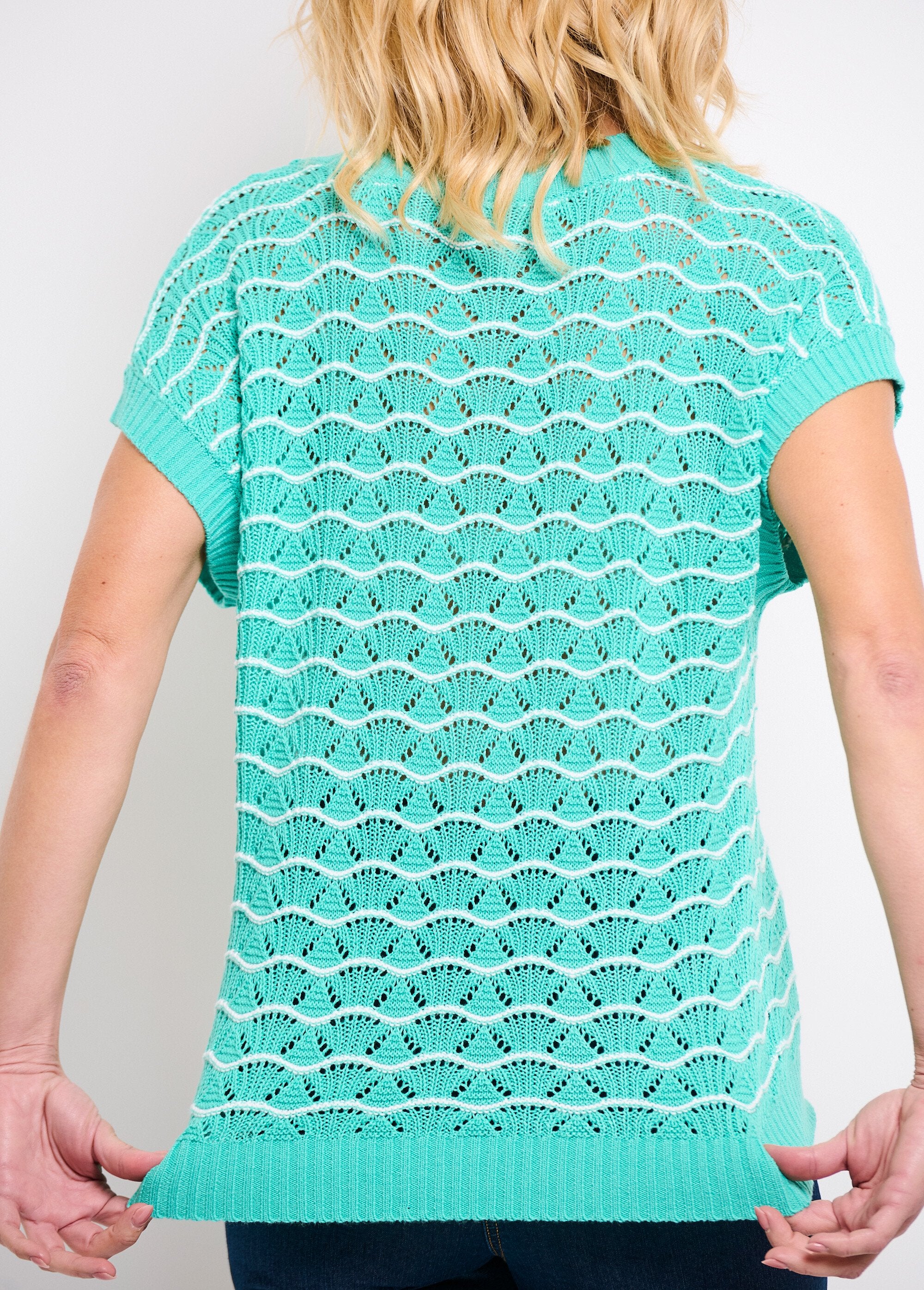 Suéter_sem_mangas_com_decote_em_V_vazado_bicolor_Menthe_et_ecru_DE2_slim