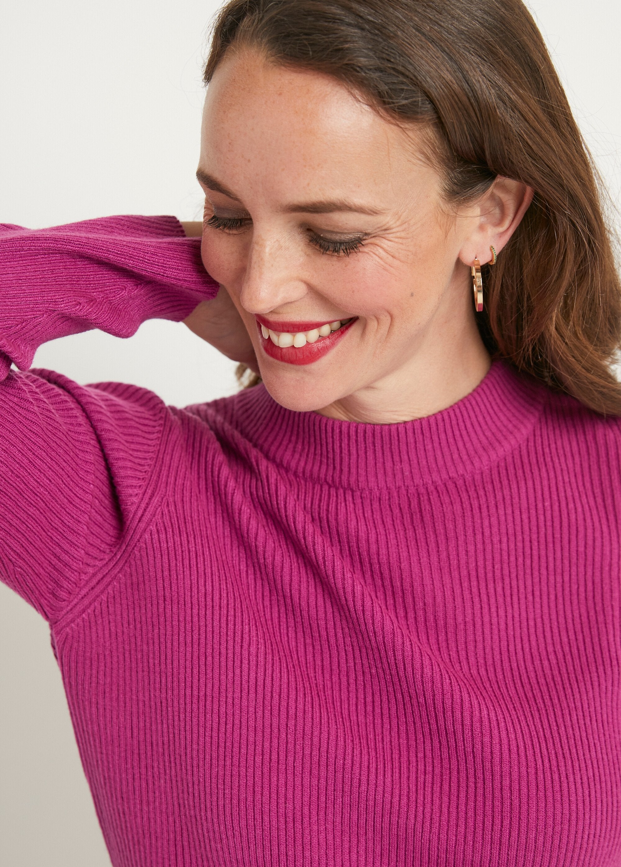 Suéter_curto_de_malha_canelada_e_gola_alta_Cyclamen_DE2_slim