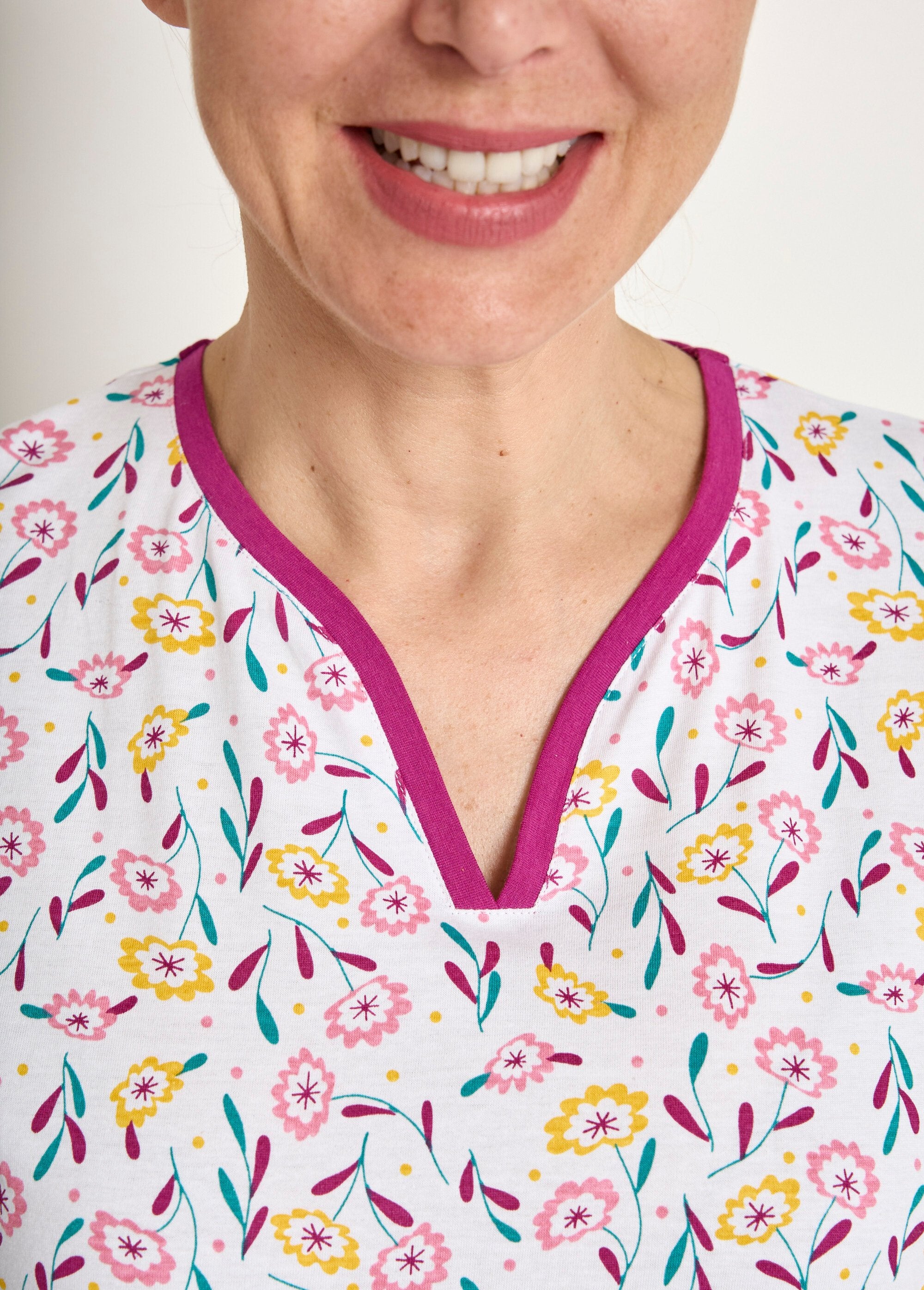 Pijama_de_algodão_estampado_de_manga_comprida_e_decote_em_V_Imprime_prune_DE1_slim