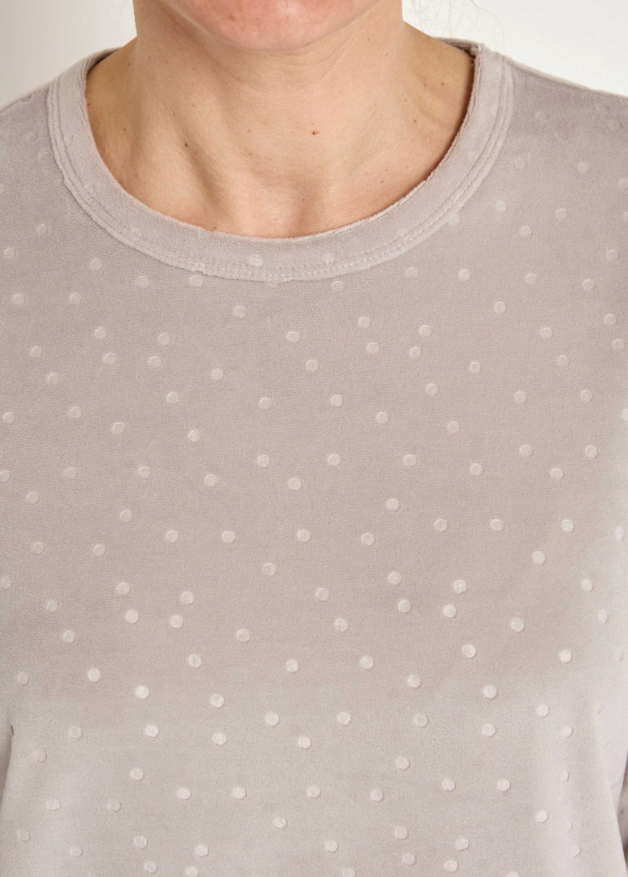 Calça_de_pijama_de_veludo_com_gola_redonda_e_bolinhas_em_relevo_Gris_DE2_slim