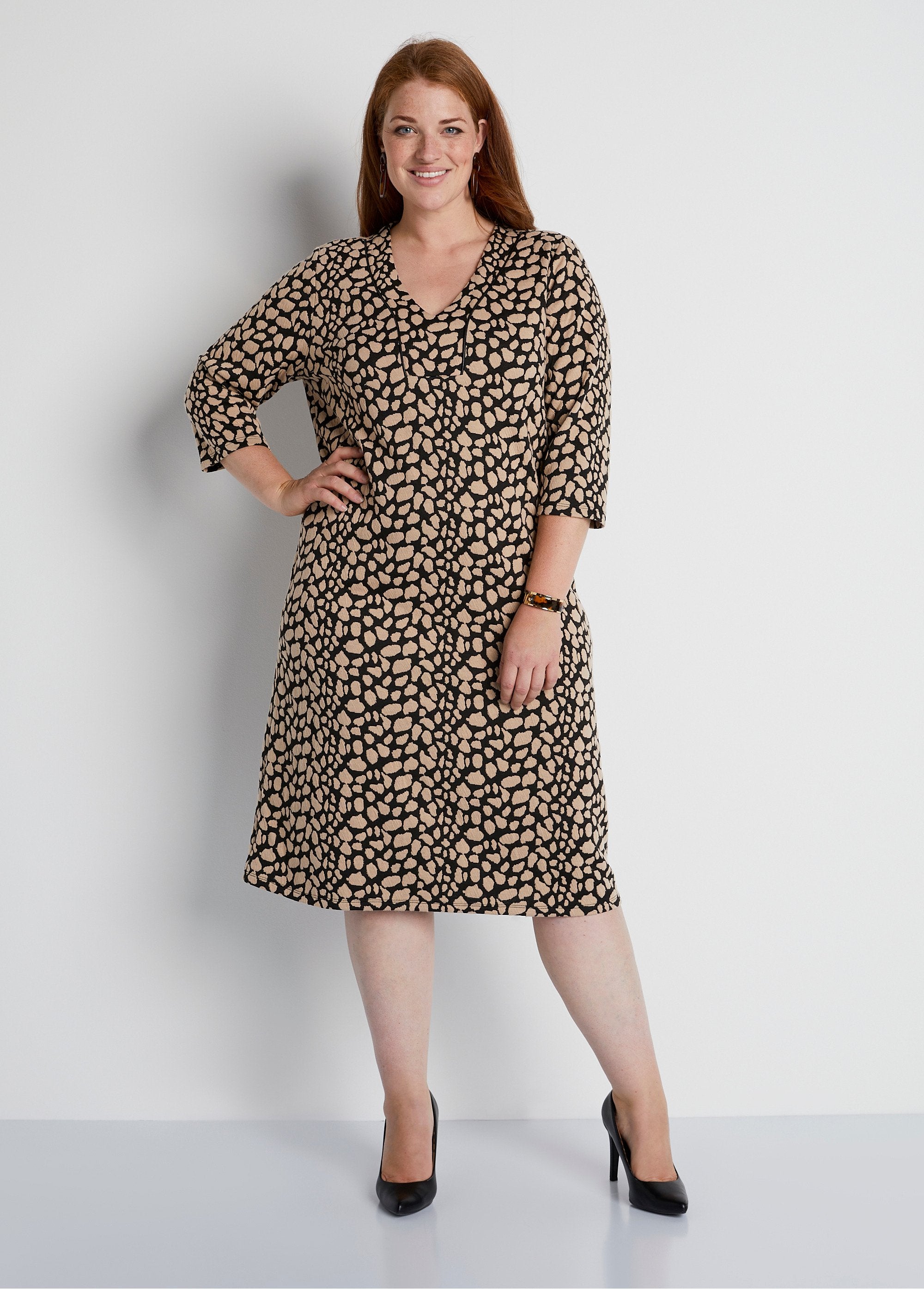 Vestido_curto_solto_em_jacquard_bicolor_Preto_e_bege_FA1_curvy