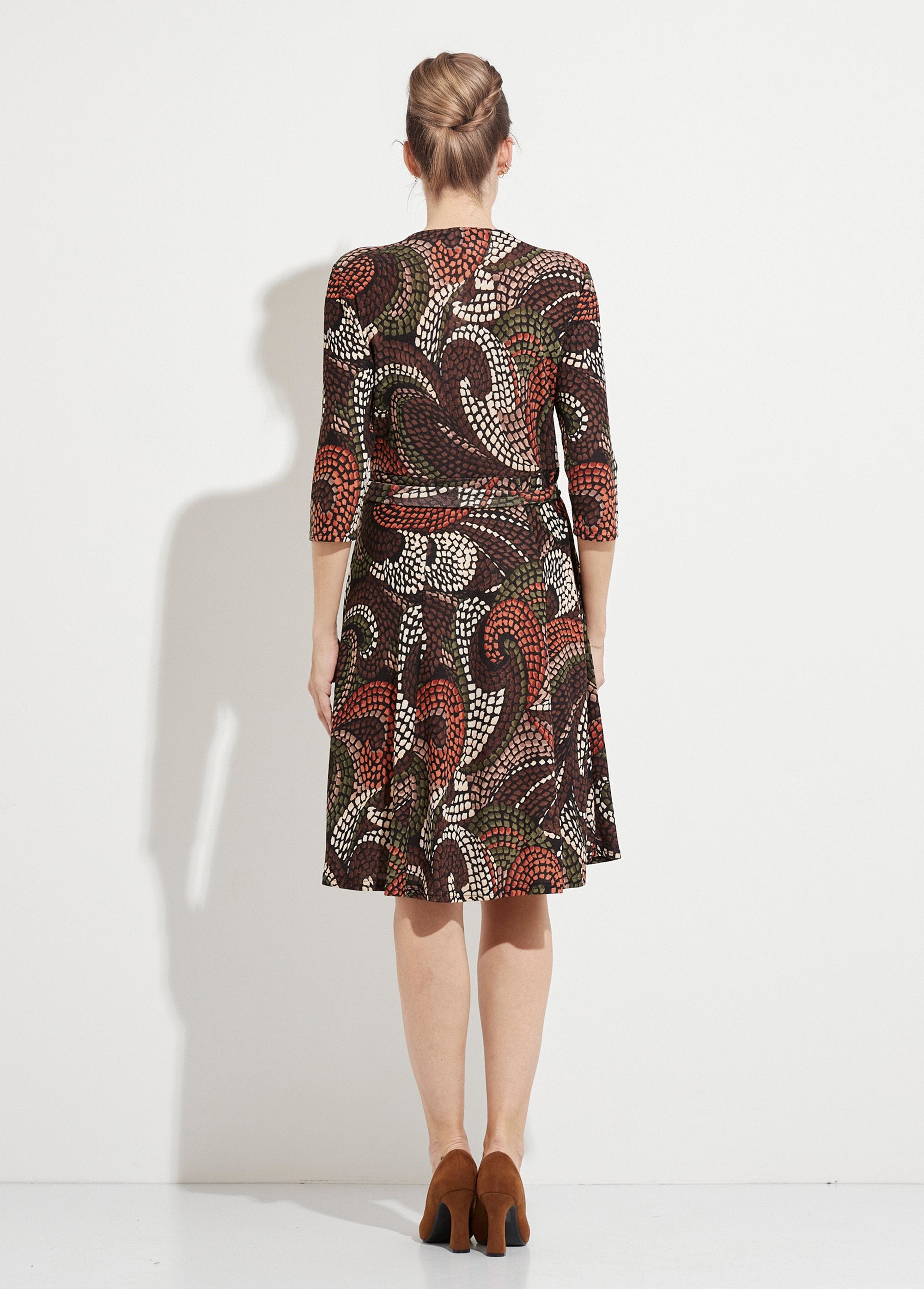 Vestido_curto_gráfico_com_folhos_Marron_et_beige_DO1_slim