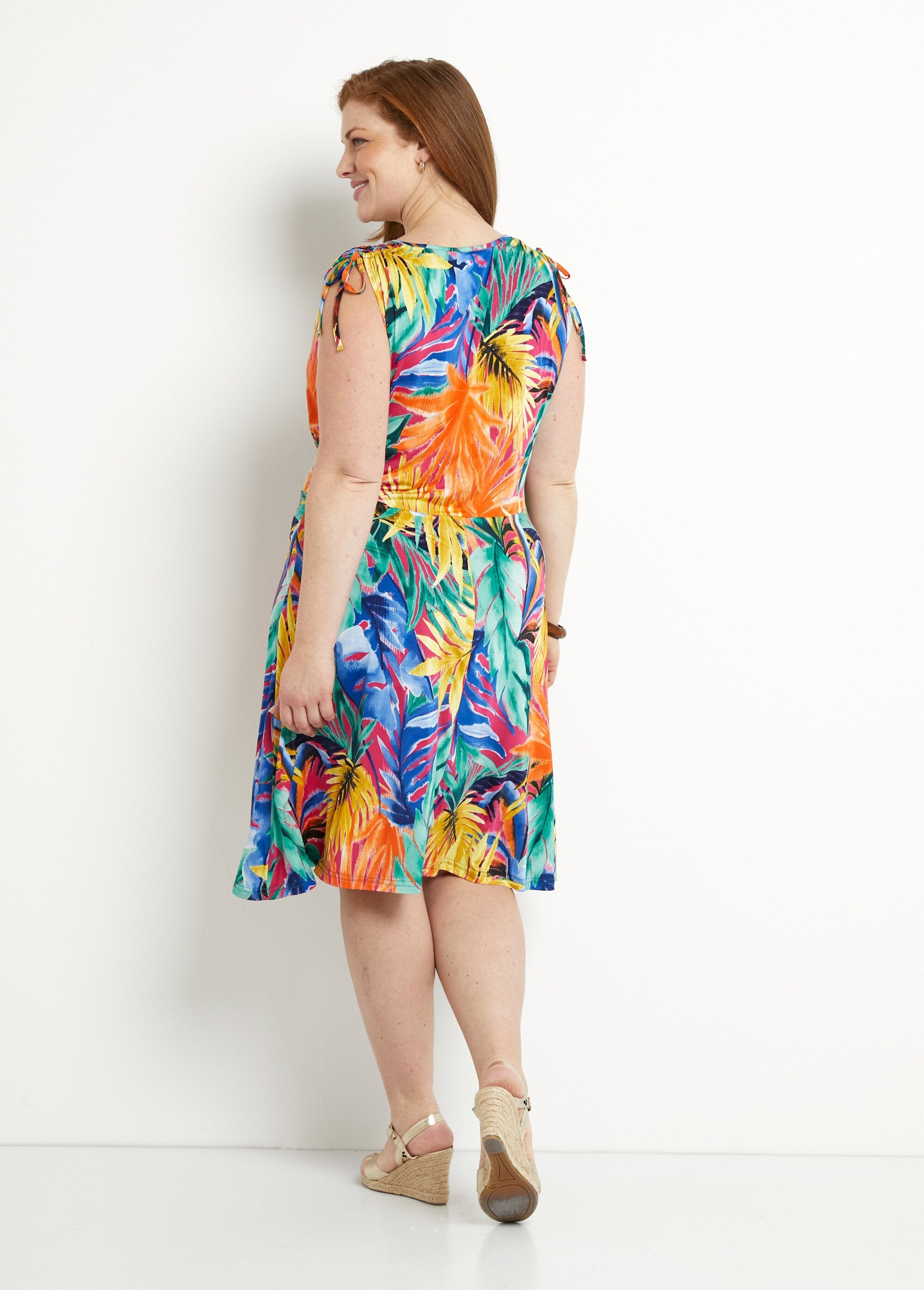 Vestido_curto_com_estampa_tropical_Multicolore_DO1_curvy