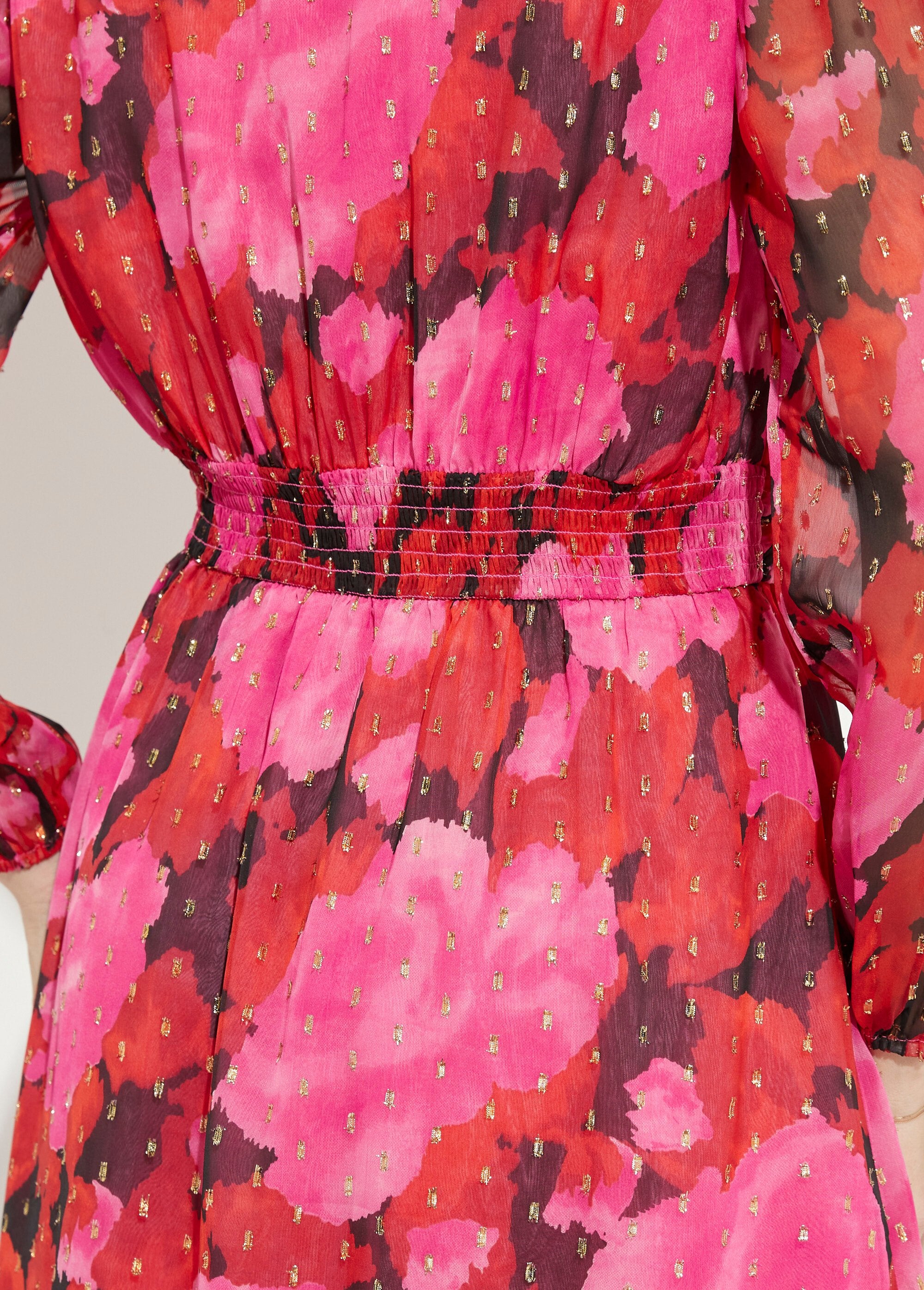 Vestido_curto_envelope_com_voile_estampado_dourado_Rouge_et_noir_DE2_slim