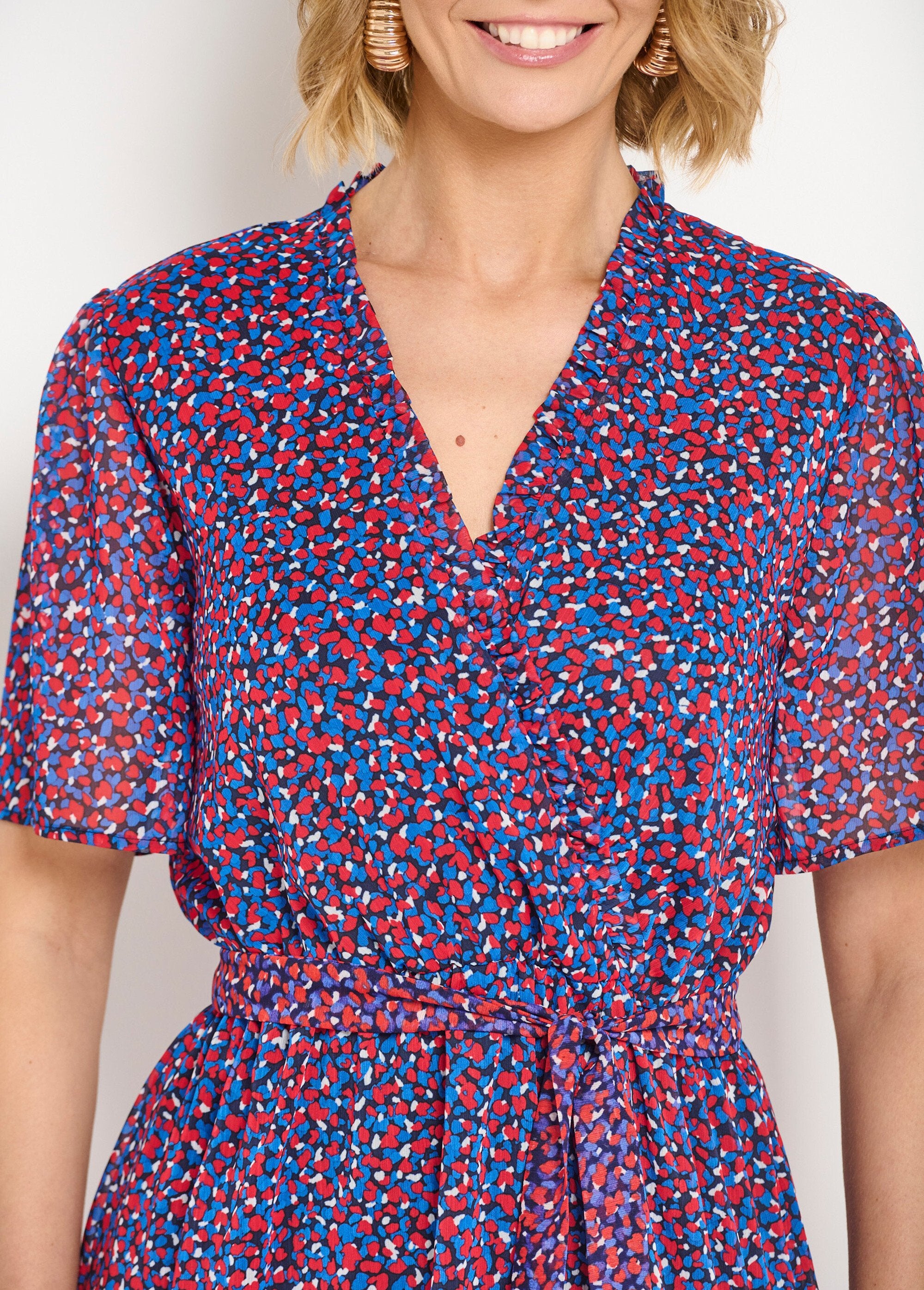 Vestido_envelope_com_babados_e_voile_com_estampa_gráfica_Marine_et_rouge_DE1_slim