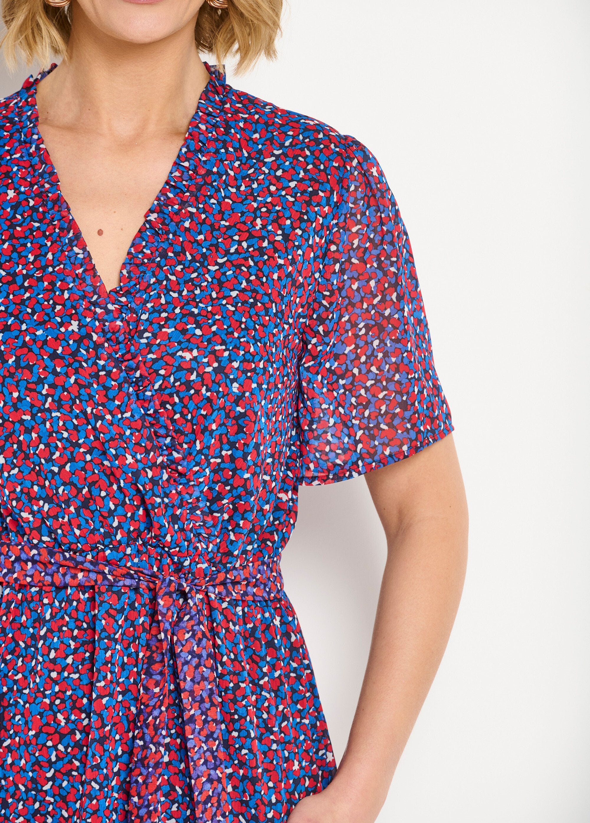 Vestido_envelope_com_babados_e_voile_com_estampa_gráfica_Marine_et_rouge_DE2_slim