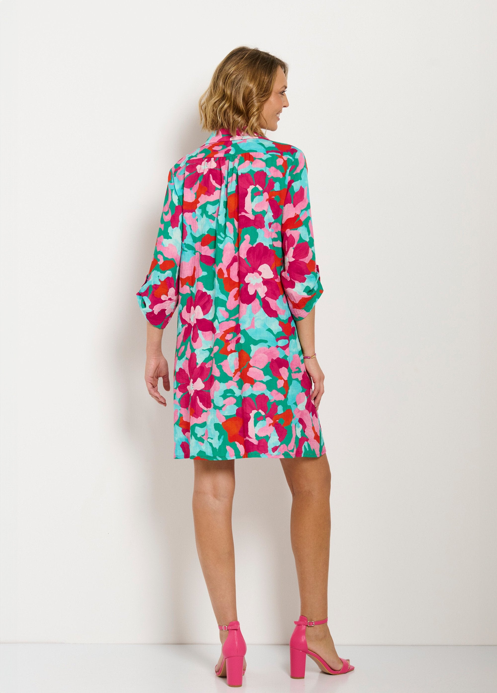 Vestido_curto_estilo_camisa_floral_com_mangas_3/4_enroladas_Rose_et_bleu_DO1_slim