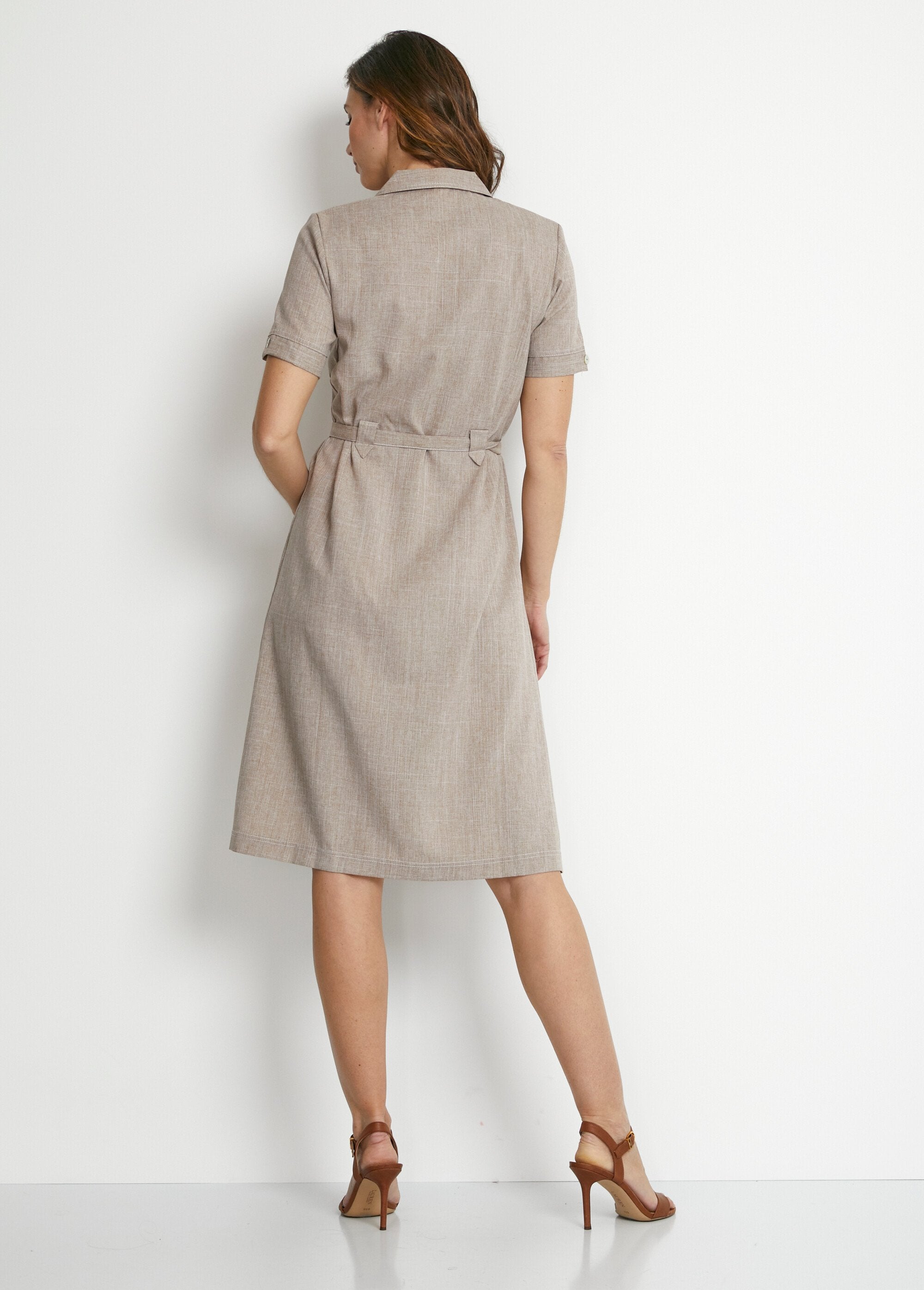 Vestido_camisa_de_comprimento_médio_e_corte_reto_Beige_DO1_slim