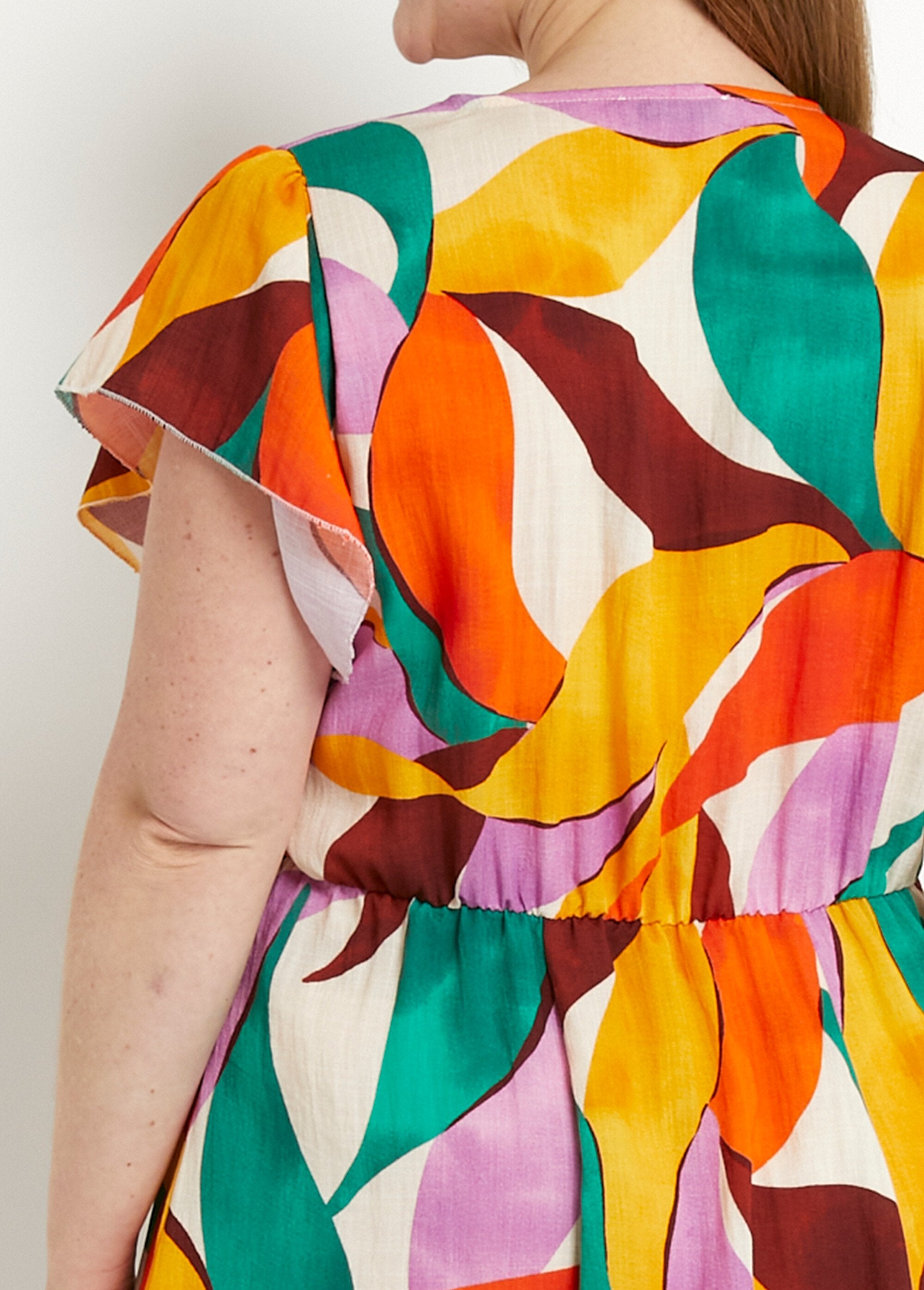 Vestido_curto_decote_V_com_estampa_floral_look_linho_Orange_et_vert_DE1_curvy