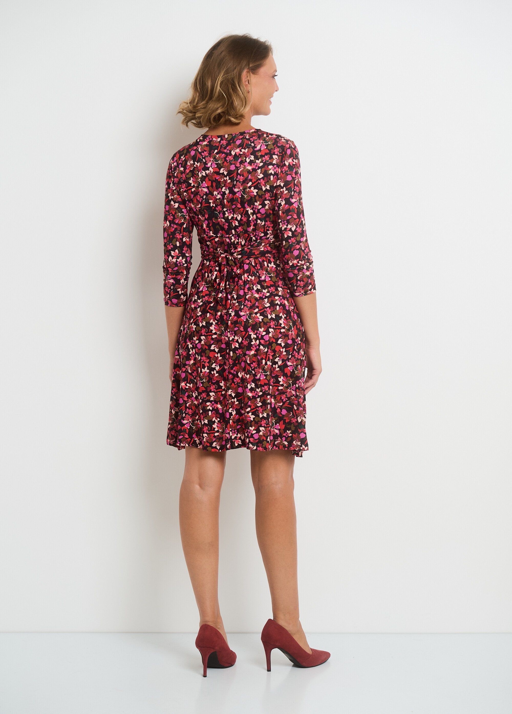 Vestido_decote_V_com_cintura_drapeada_e_estampa_floral_Rouge_et_noir_DO1_slim