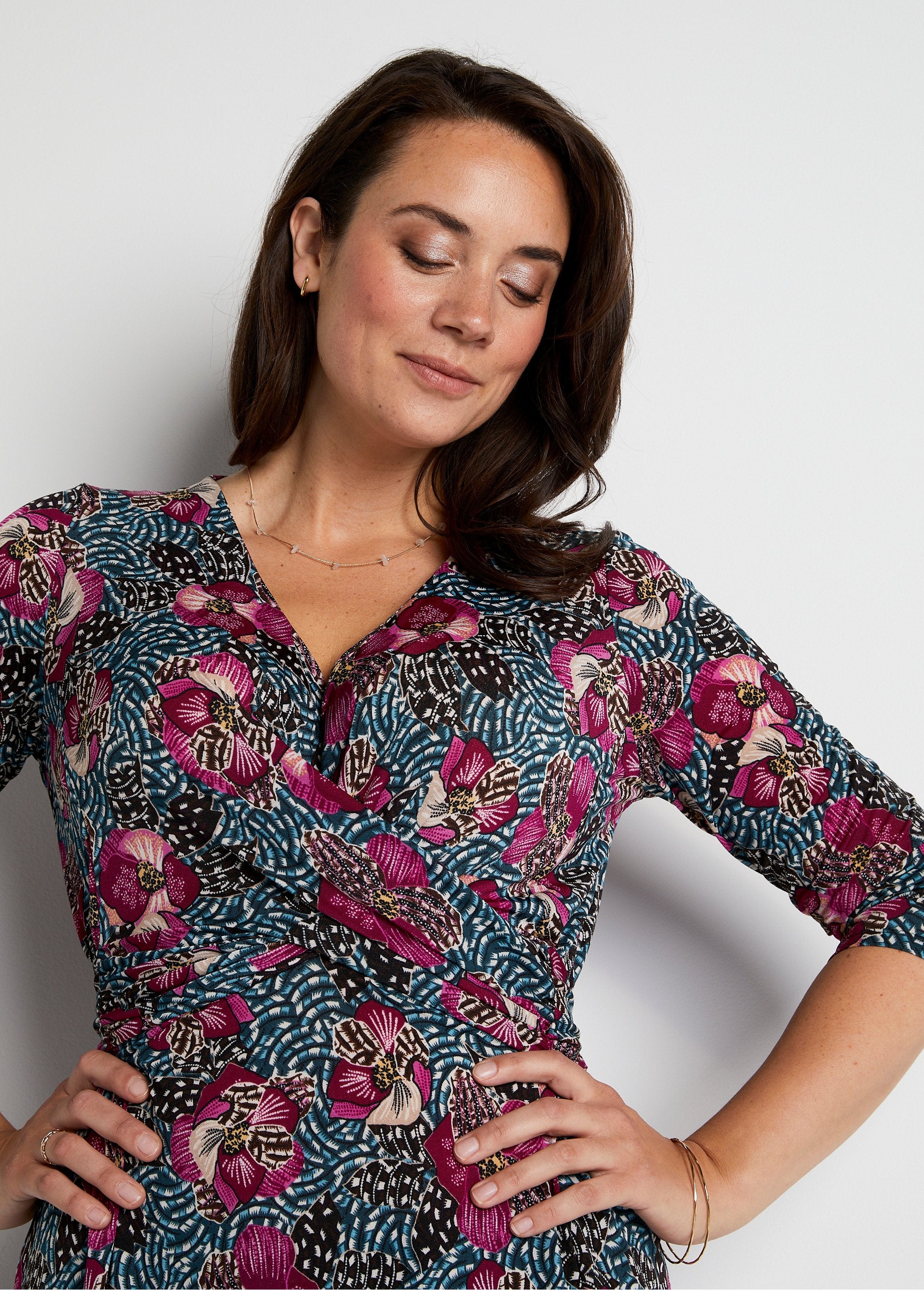 Robe_courte_cache-coeur_en_maille_Imprime_fuchsia_DE1_curvy