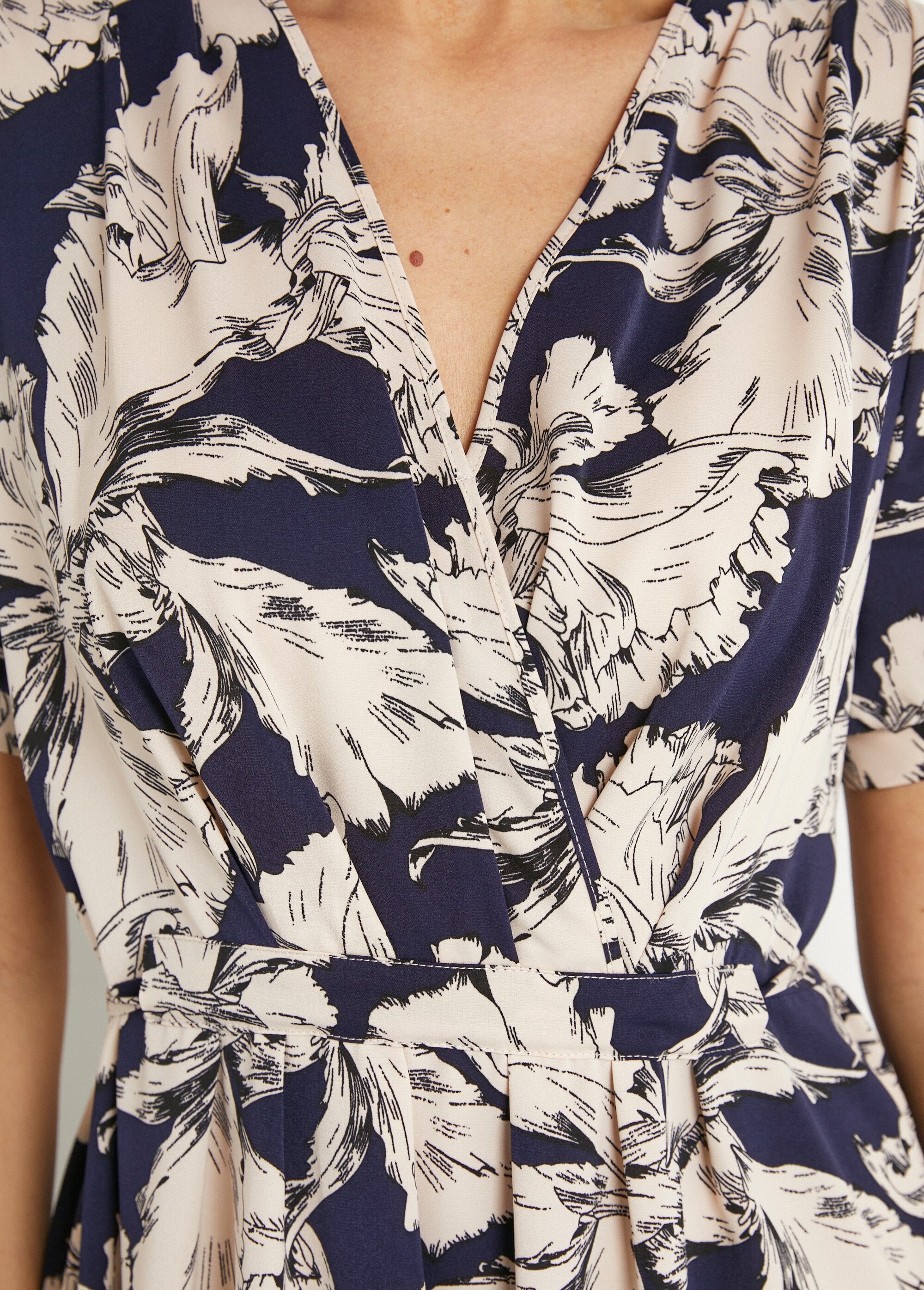 Vestido_curto_com_estampado_gráfico_Marine_et_blanc_DE2_slim