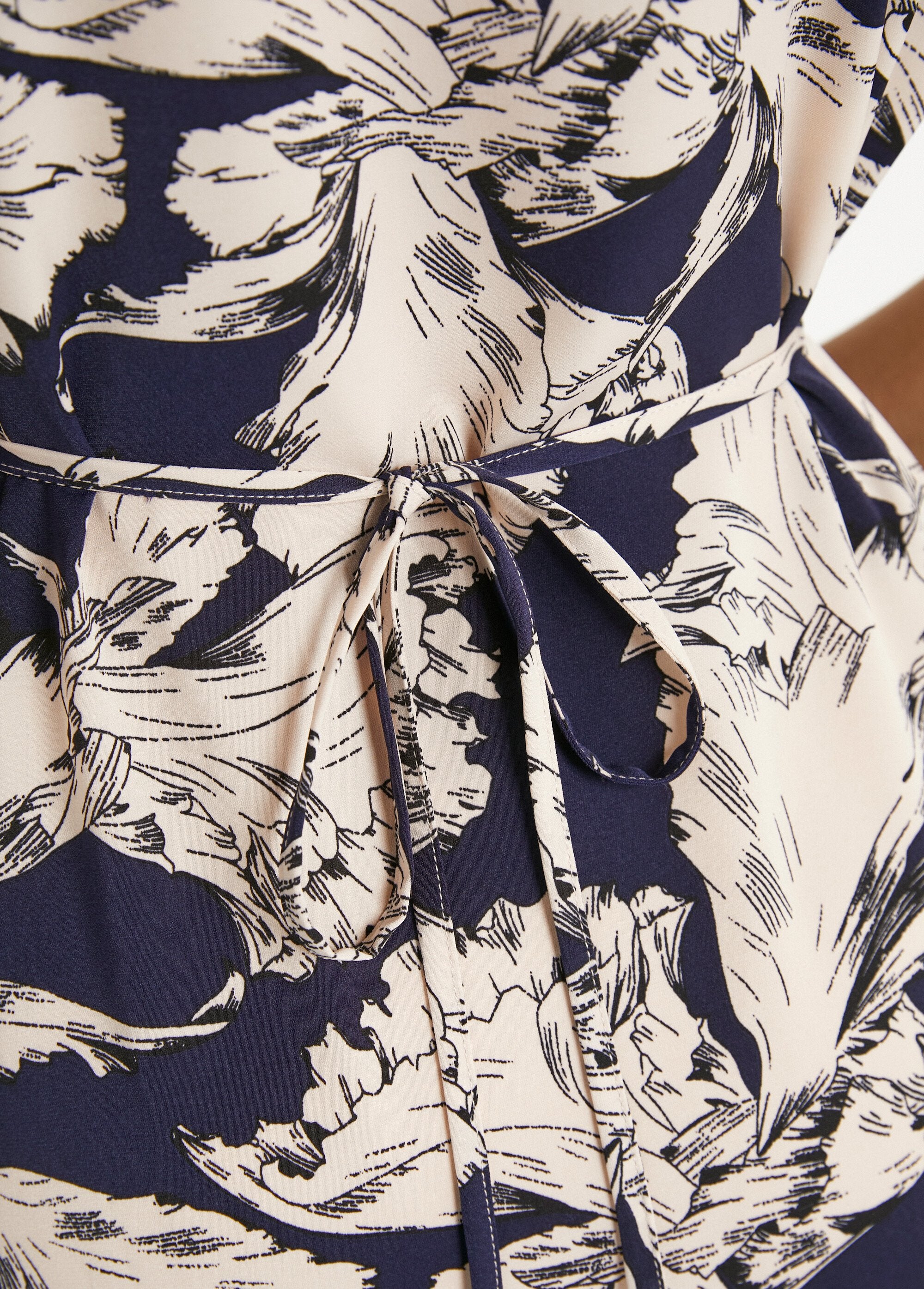 Vestido_curto_com_estampado_gráfico_Marine_et_blanc_DE3_slim