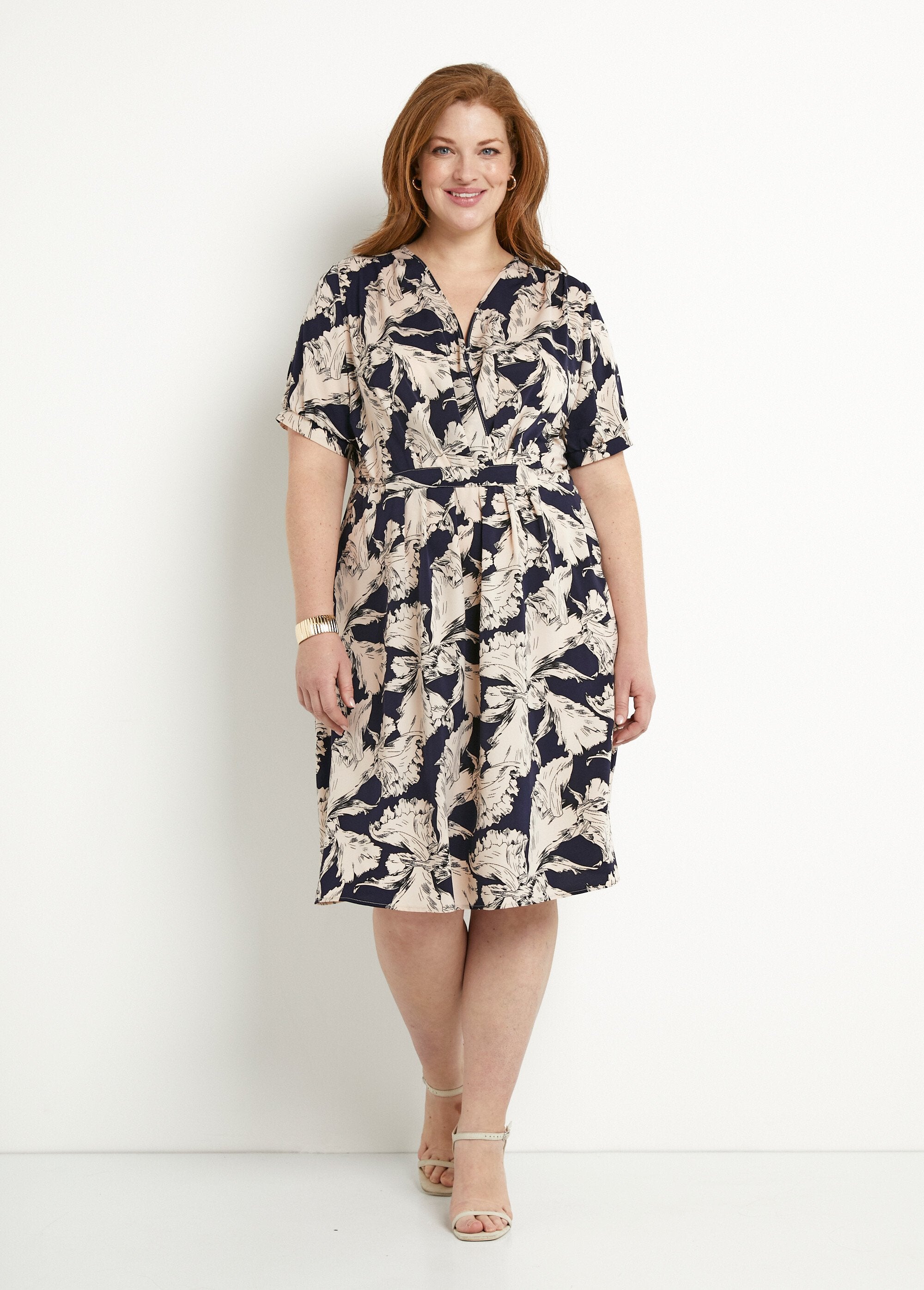 Vestido_curto_com_estampado_gráfico_Marine_et_blanc_FA1_curvy
