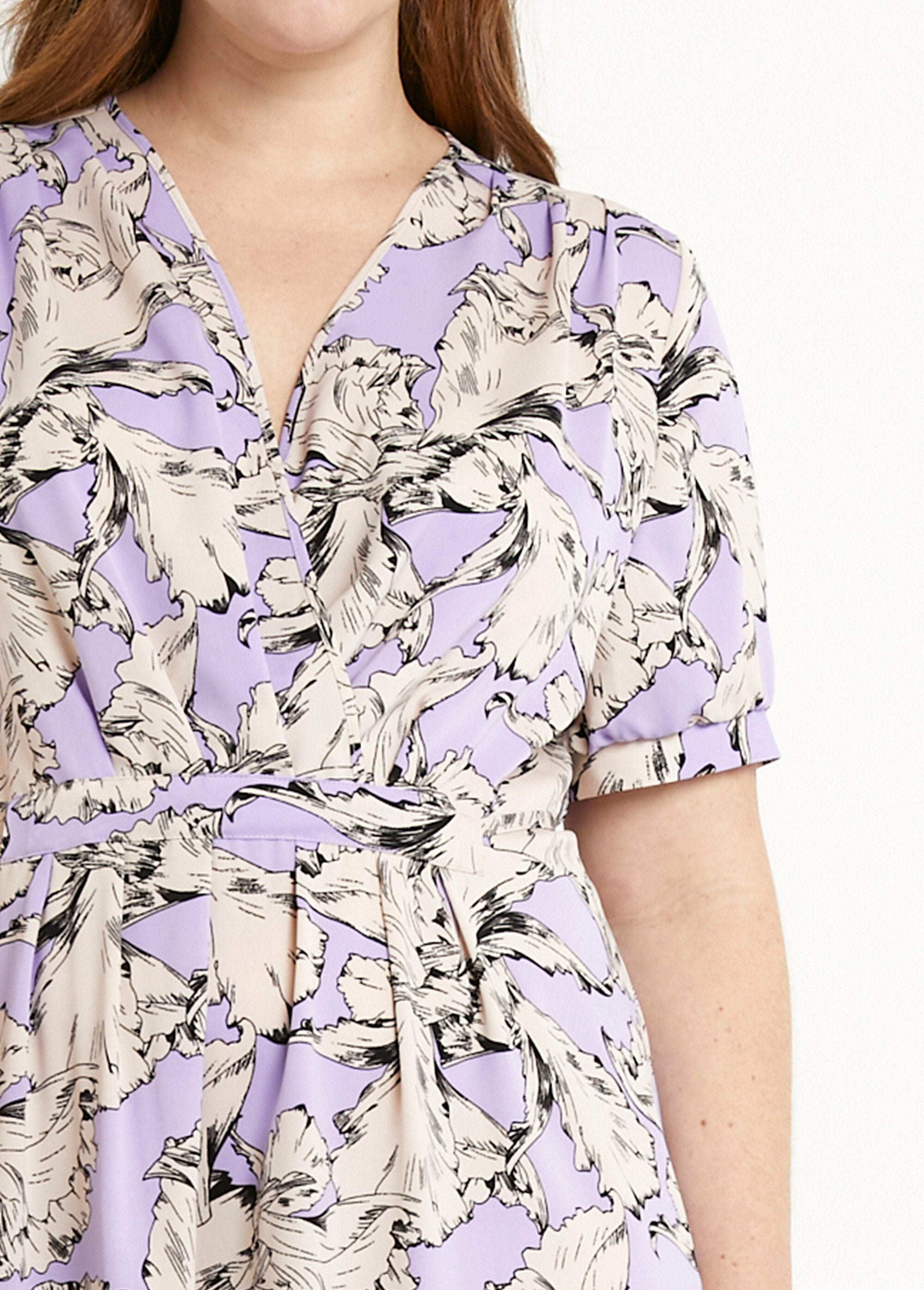 Vestido_curto_com_estampado_gráfico_Violet_et_blanc_DE1_curvy