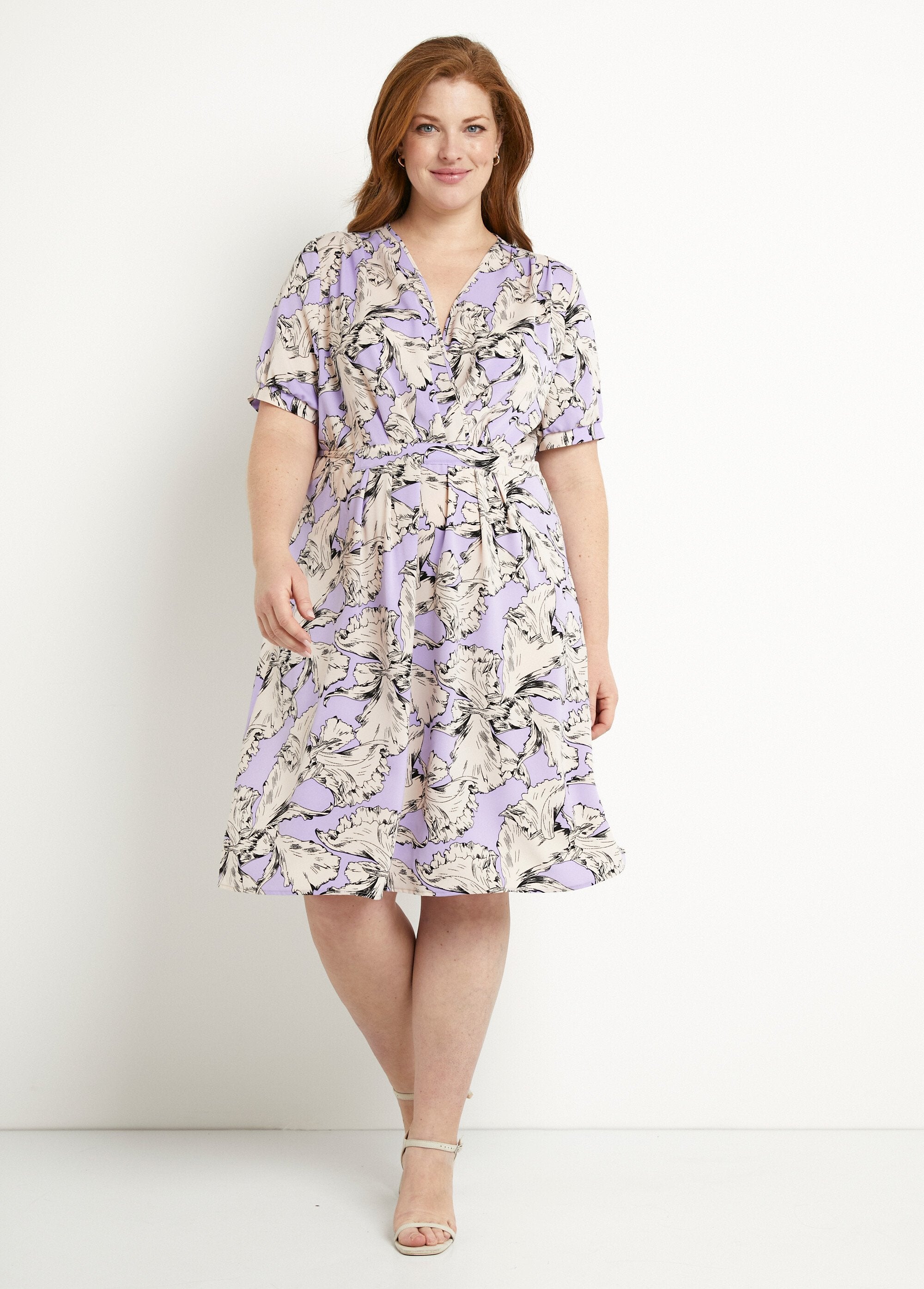 Vestido_curto_com_estampado_gráfico_Violet_et_blanc_FA1_curvy