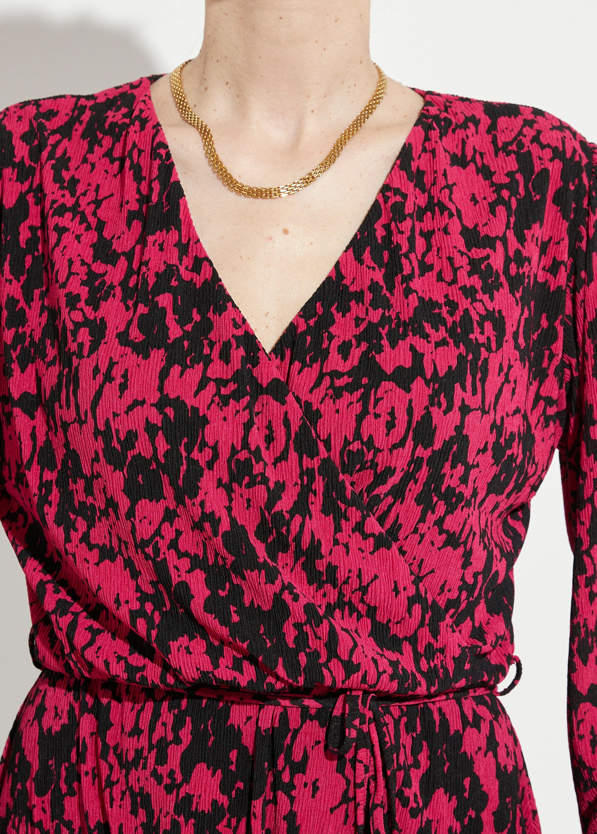 Vestido_curto_envelope_com_estampa_tachiste_Noir_et_fuchsia_DE1_slim