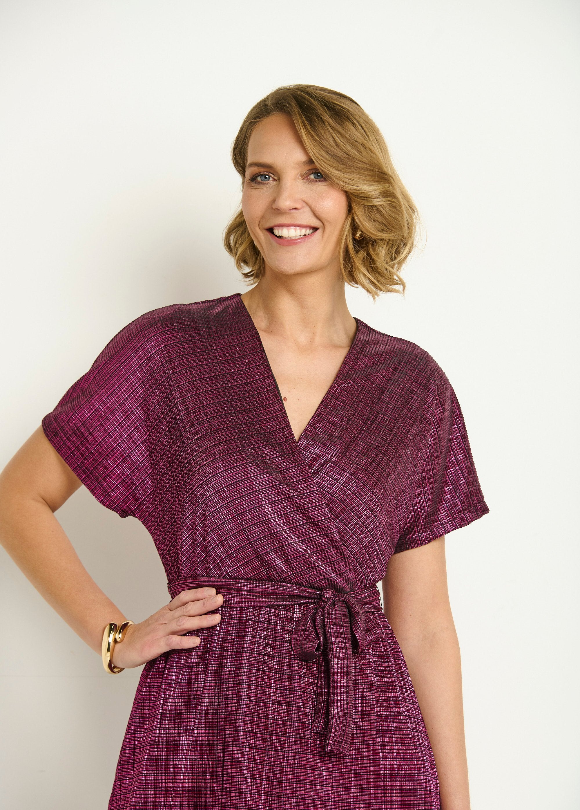 Vestido_curto_envelope_com_estampa_metálica_Rose_DE1_slim