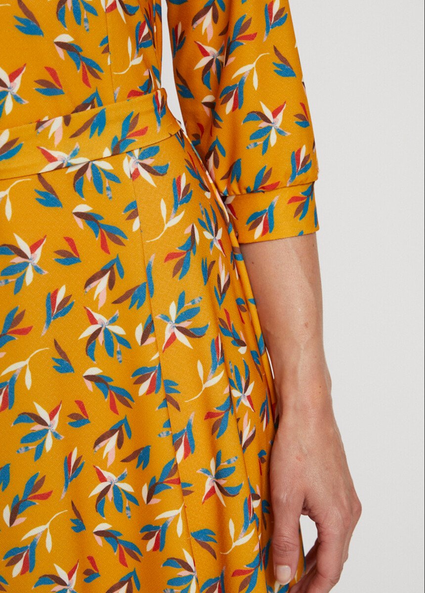 Vestido_curto_com_cinto,_decote_em_V,_mangas_3/4_Imprime_ocre_feuille_DE3_slim
