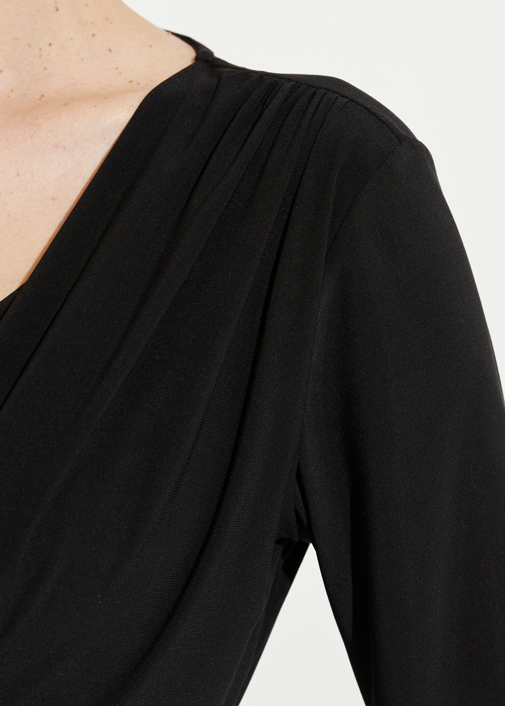 Vestido_curto_com_decote_em_V,_efeito_drapeado_e_cinto_de_jóias_Noir_DE2_slim