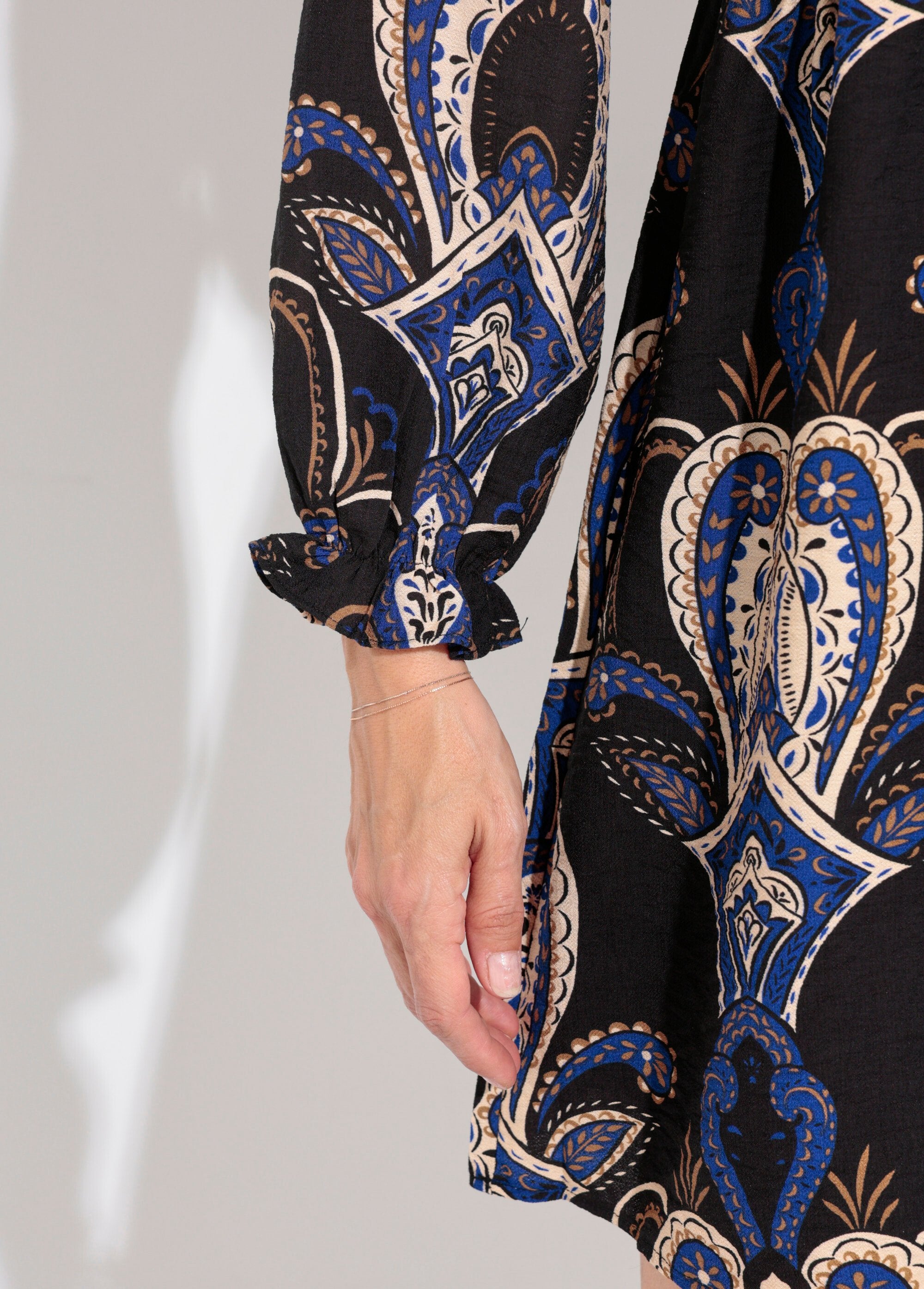 Vestido_curto_com_estampa_paisley_e_decote_em_V_Marine_DE2_slim