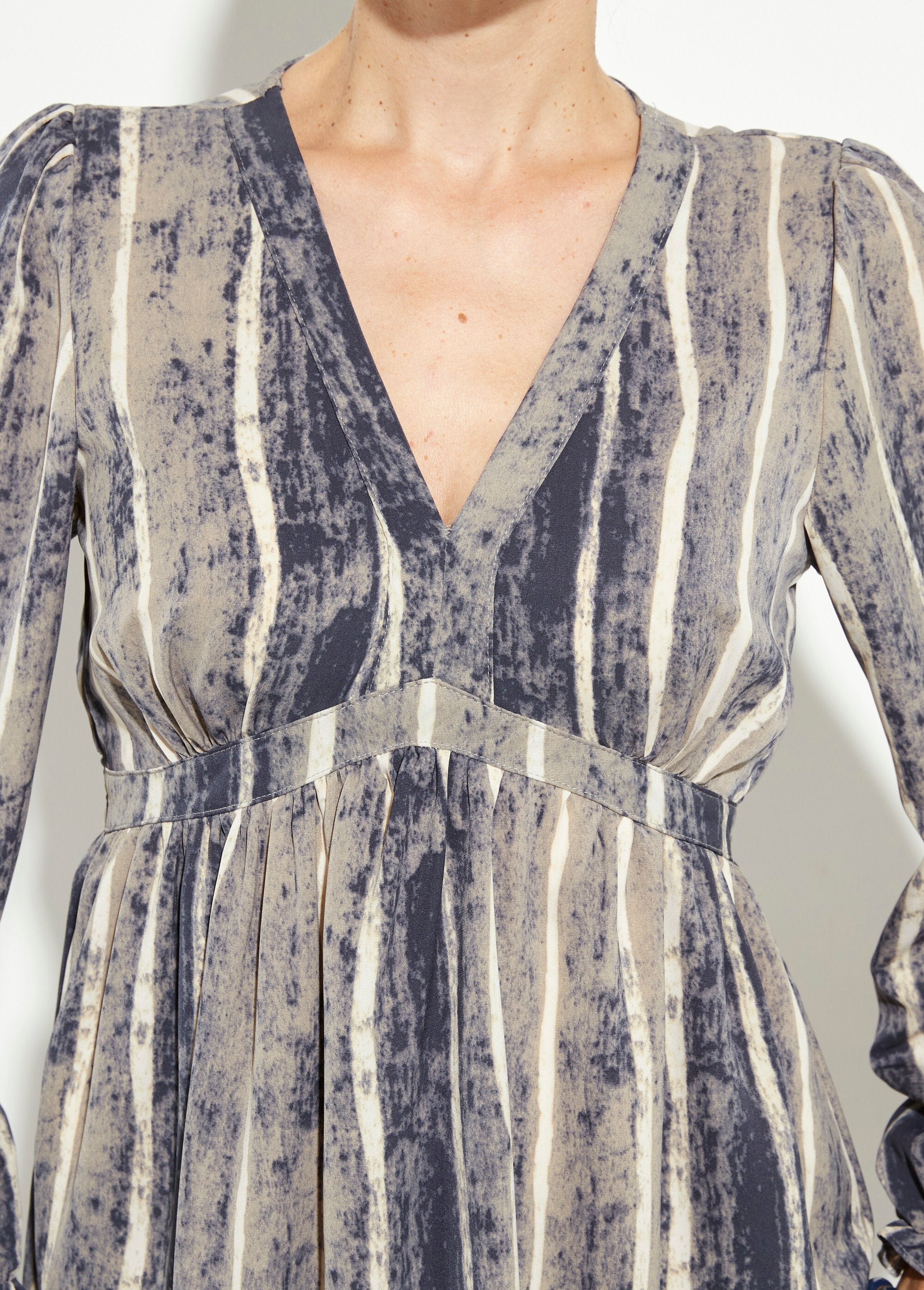 Vestido_curto_com_decote_em_V_de_cintura_alta_e_pregas_Gris_et_ecru_DE1_slim