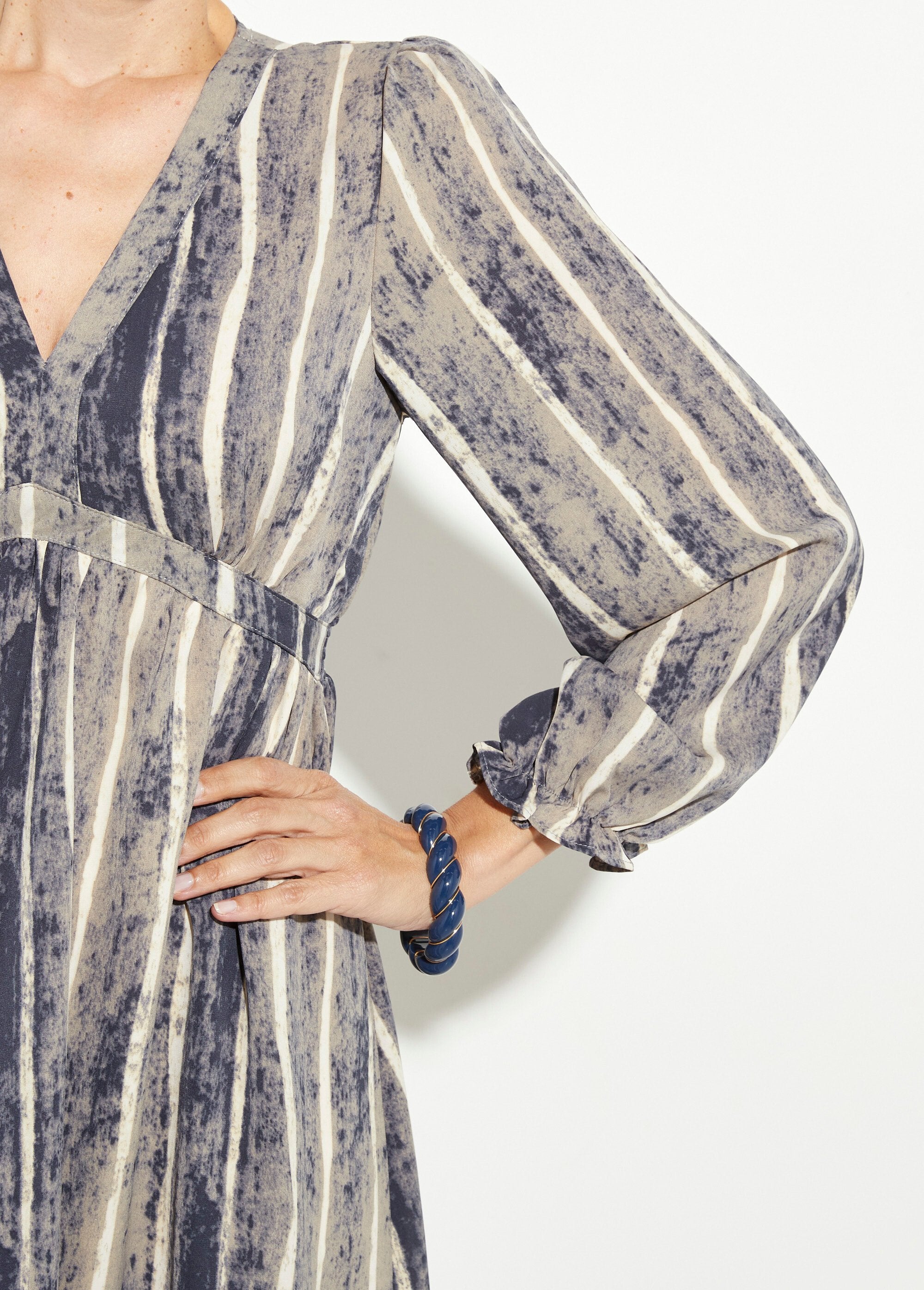 Vestido_curto_com_decote_em_V_de_cintura_alta_e_pregas_Gris_et_ecru_DE2_slim