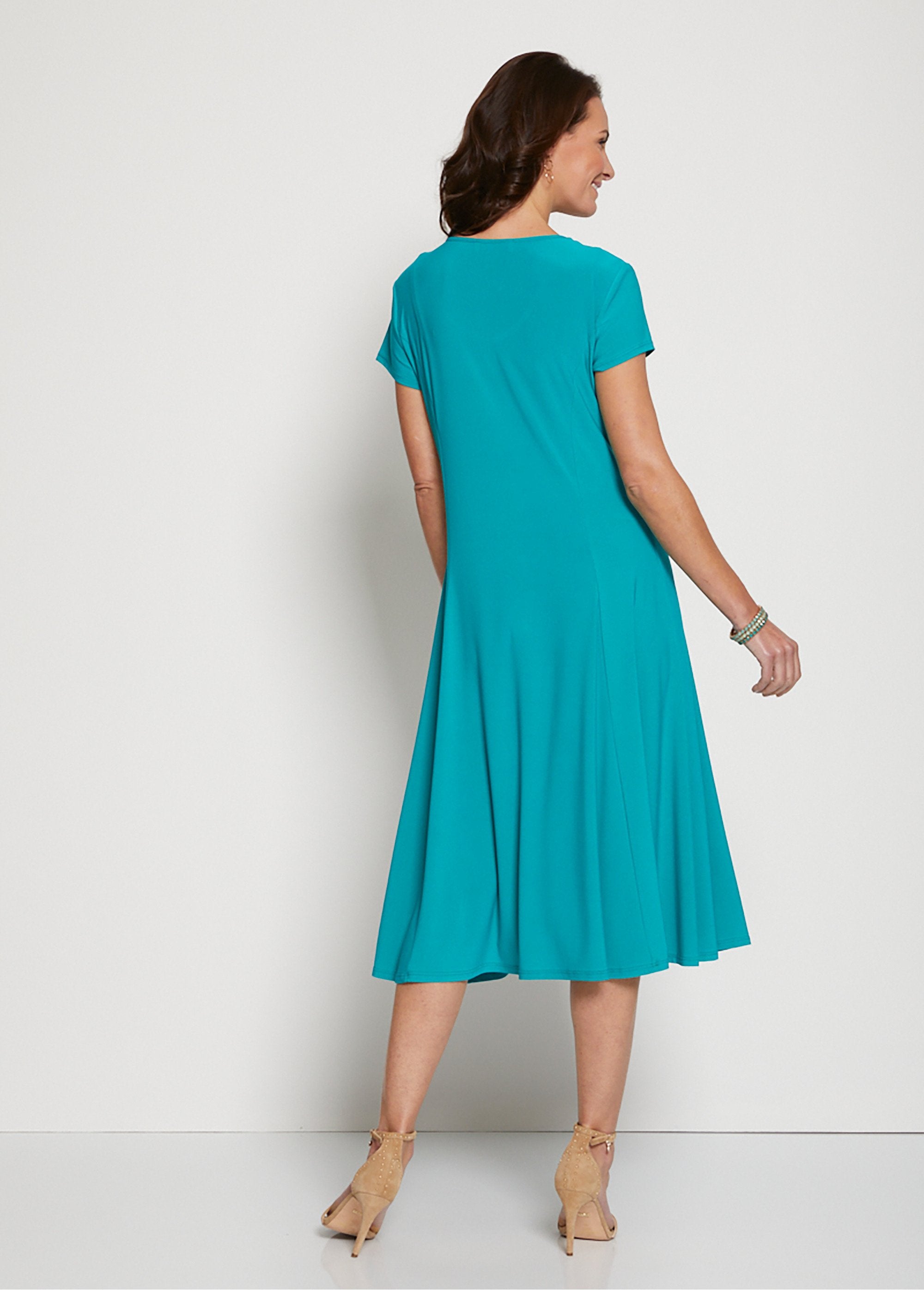 Robe_courte_galbée_évasée_Uni_vert_DO1_slim