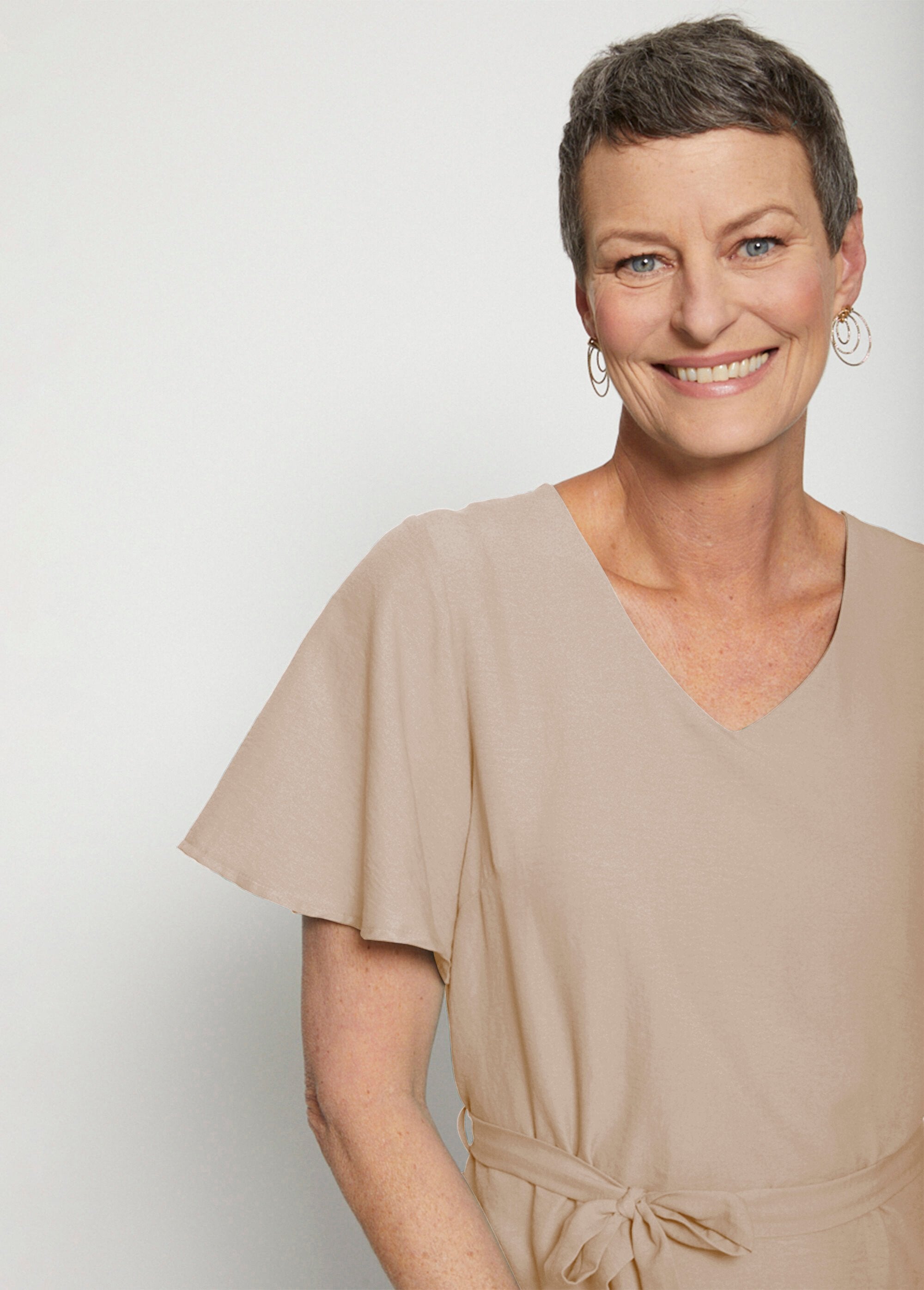 Vestido_curto_reto_em_tecido_liso_e_fluido_Sable_DE1_slim