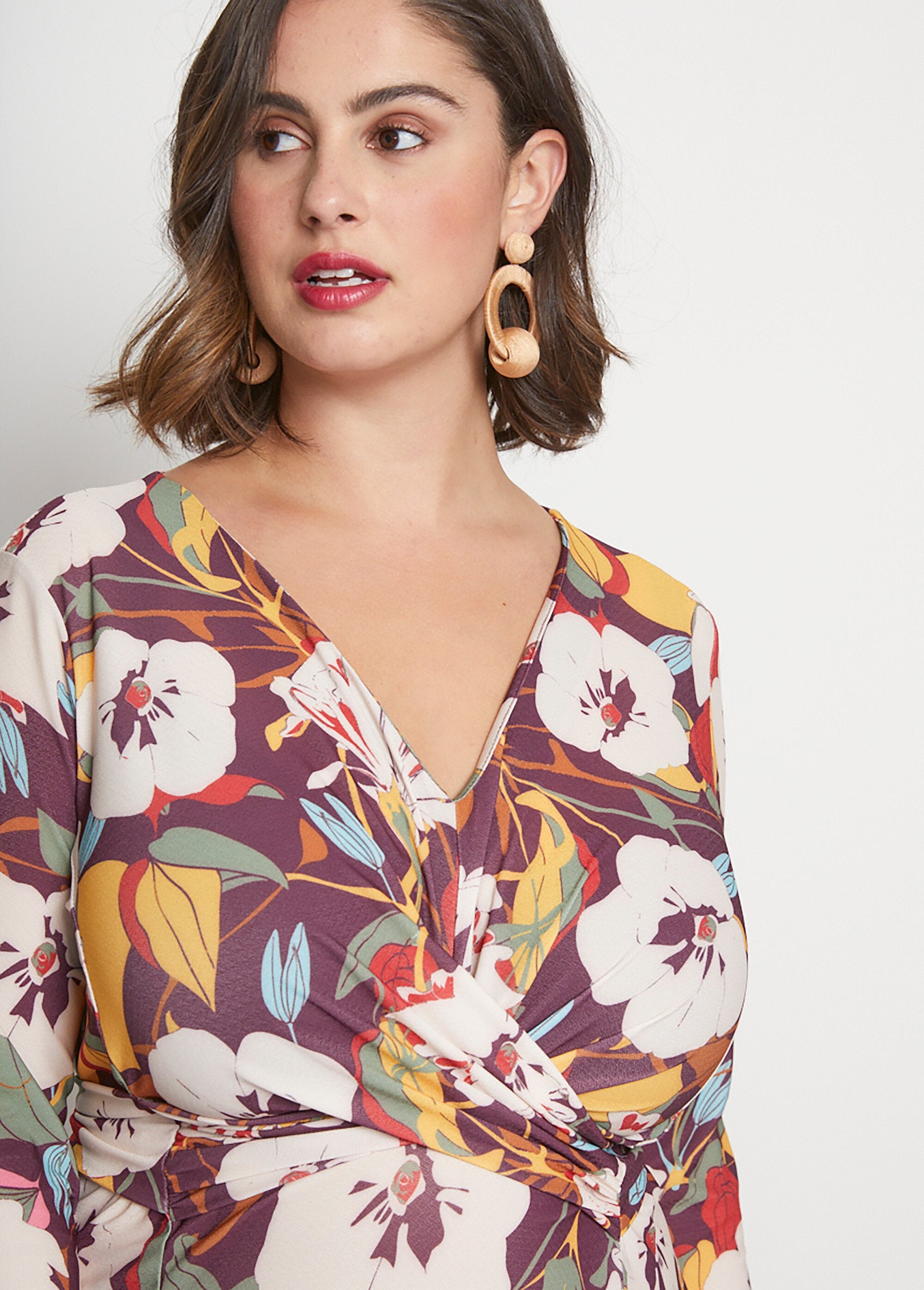 Vestido_curto_envelope_com_estampa_floral_Imprime_bordeaux_DE1_curvy