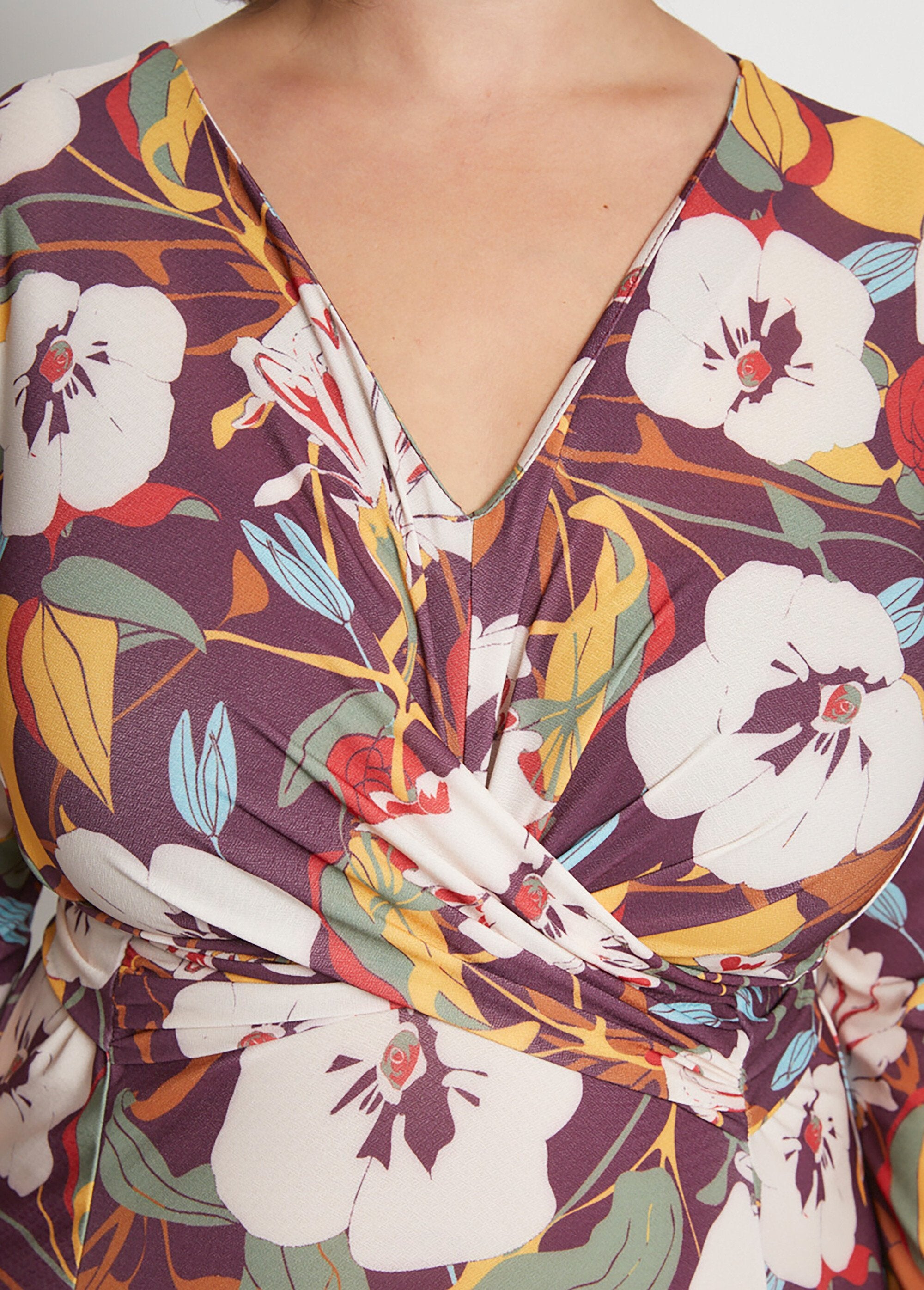 Vestido_curto_envelope_com_estampa_floral_Imprime_bordeaux_DE2_curvy