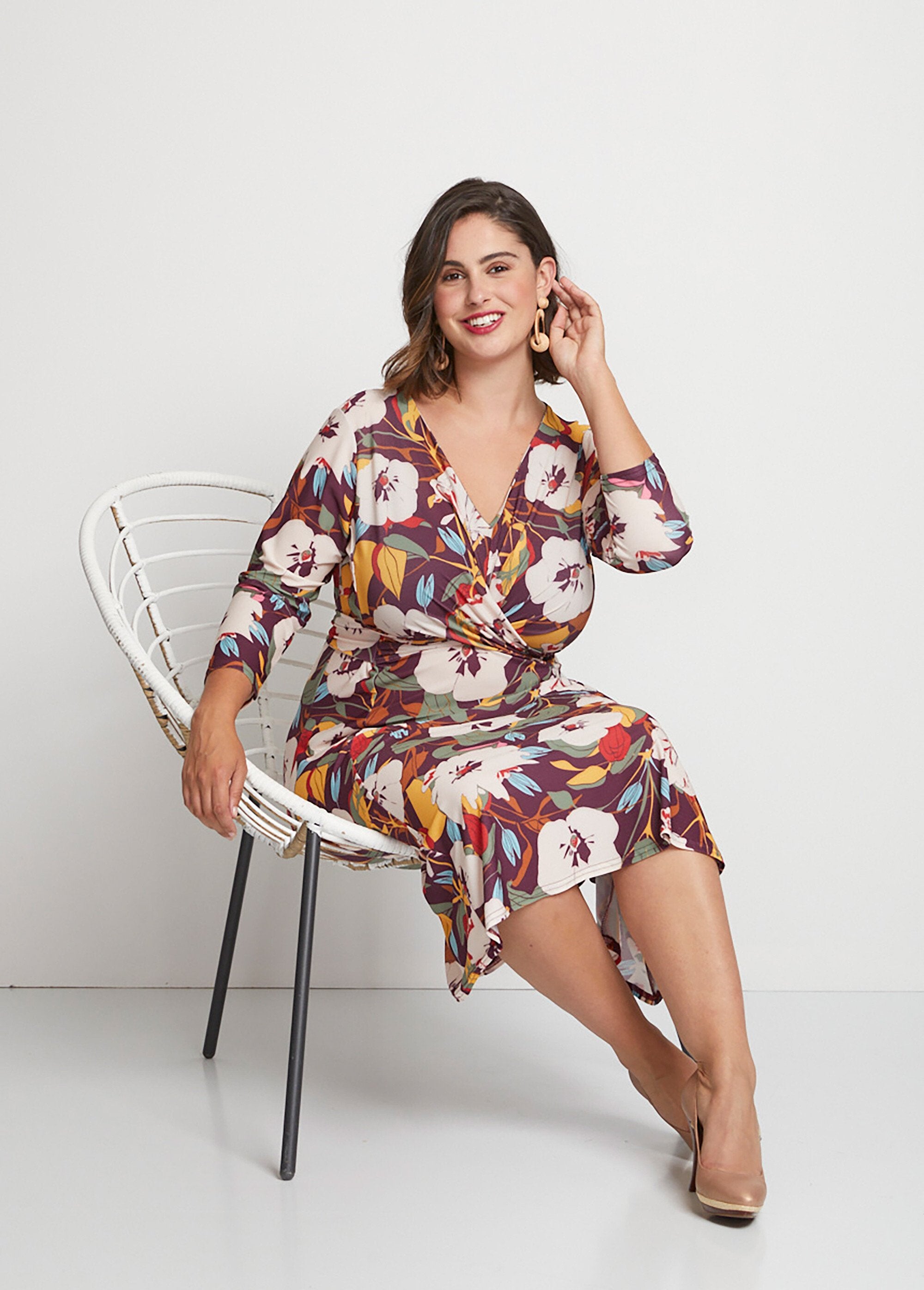 Vestido_curto_envelope_com_estampa_floral_Imprime_bordeaux_SF1_curvy
